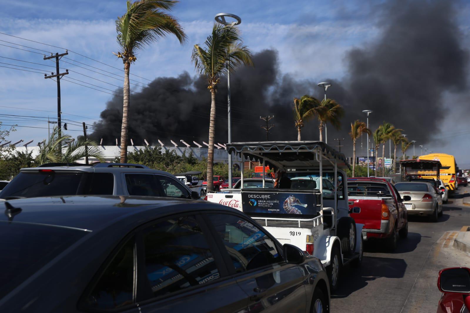 $!Se registra fuerte incendio en Mazatlán