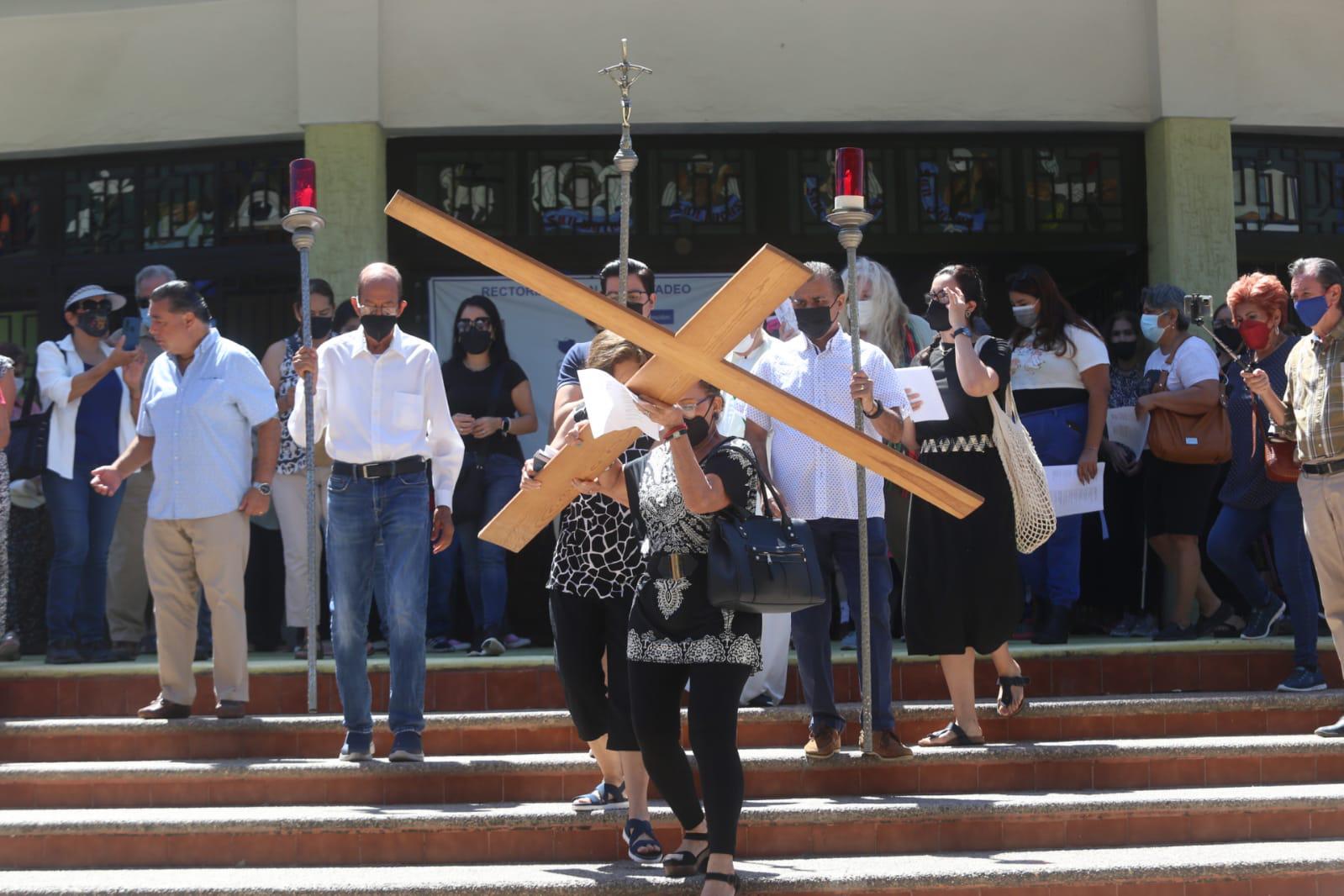 $!En San Judas Tadeo, en Mazatlán, viven el Viacrucis de Jesús