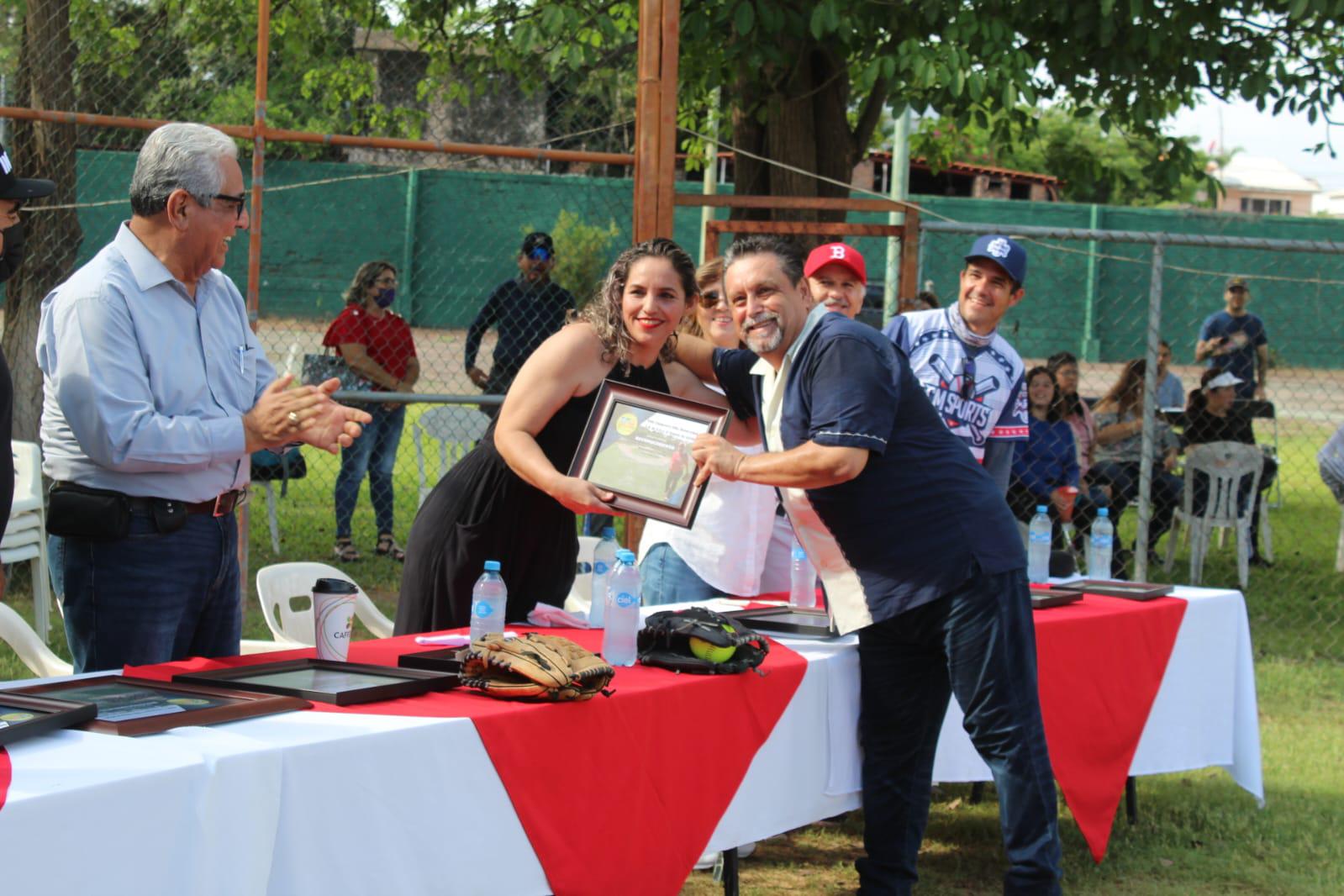 Antonio Mejía y Mario Gaxiola son homenajeados al inaugurarse el softbol  del Villa Universidad