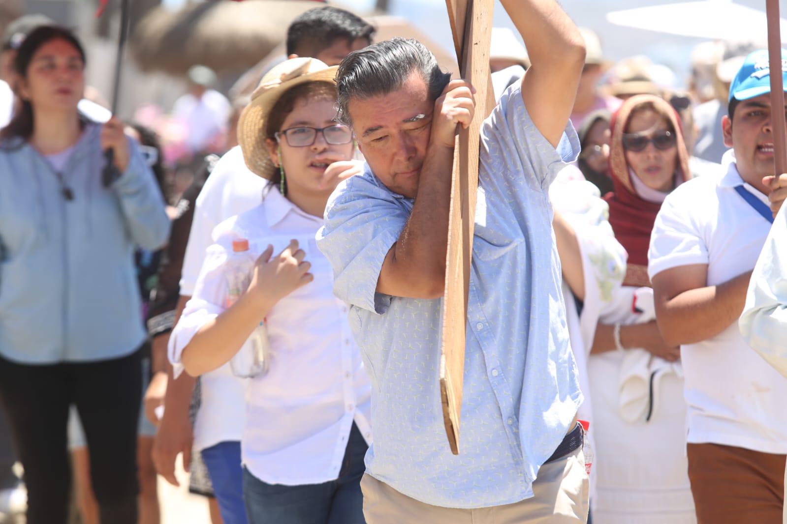 $!Llega Viacrucis de San Judas Tadeo a la playa de Zona Dorada