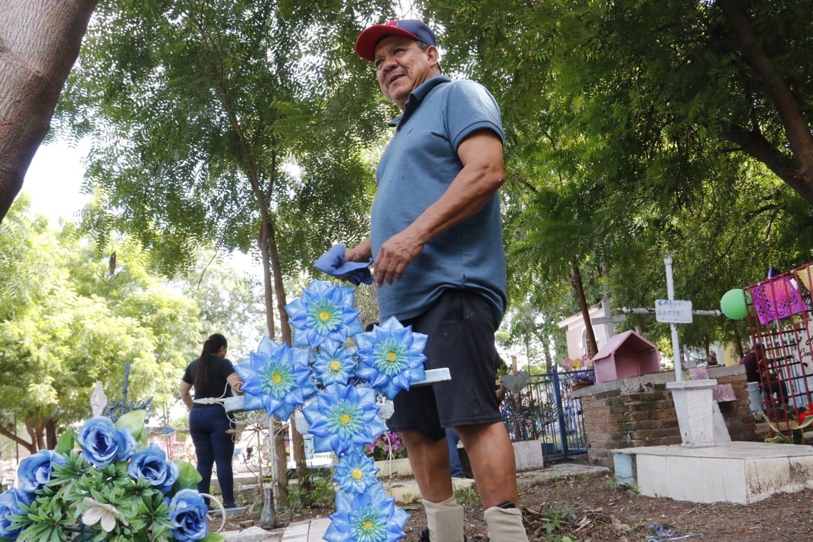 $!En el Panteón Civil de Culiacán, los angelitos reciben a sus padres