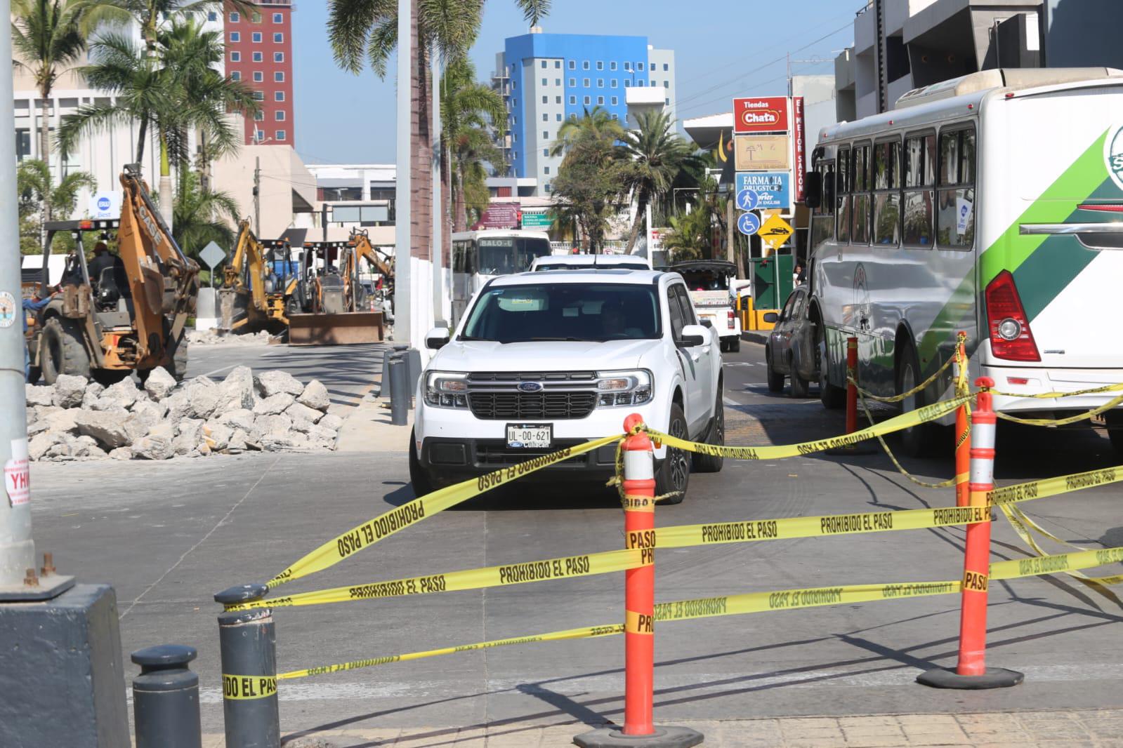 $!Genera caos vial en Zona Dorada demolición de pasos elevados