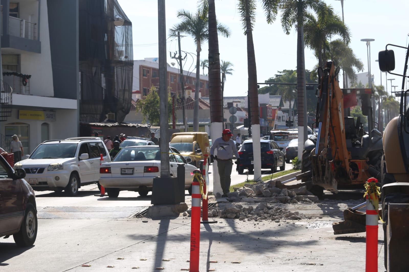 $!Genera caos vial en Zona Dorada demolición de pasos elevados