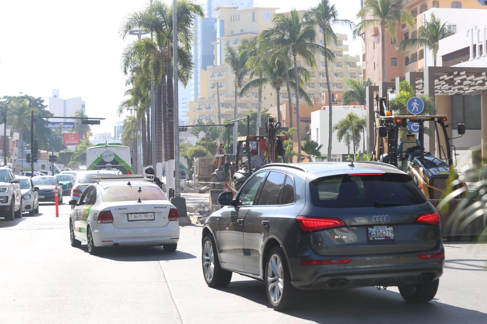 $!Genera caos vial en Zona Dorada demolición de pasos elevados