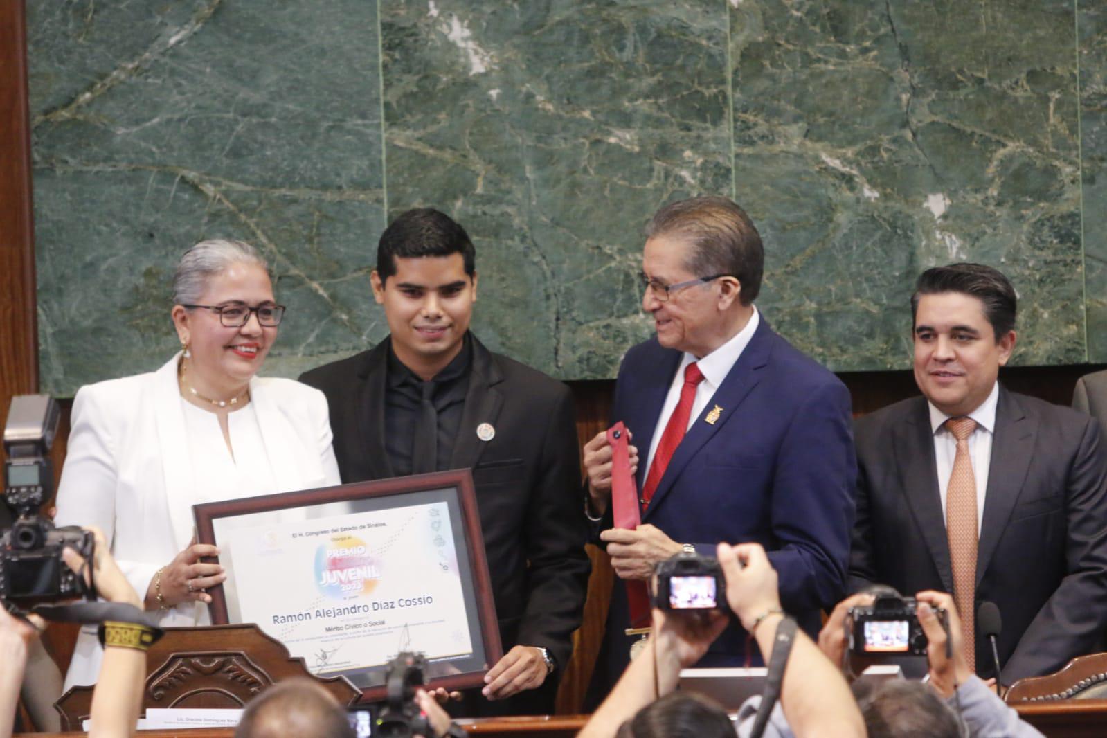 $!Entregan Premio al Mérito Juvenil 2023 que otorga el Congreso del Estado