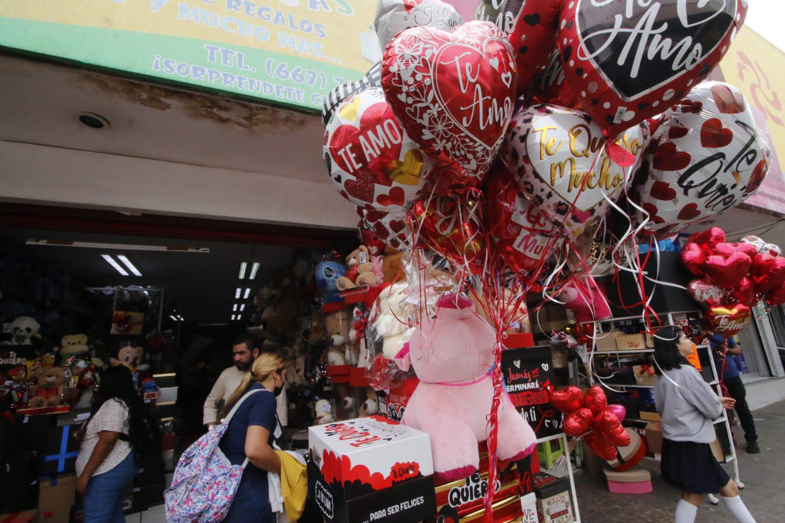 $!#Fotos | Inundan calles de Culiacán corazones y peluches previo al Día del Amor y la Amistad