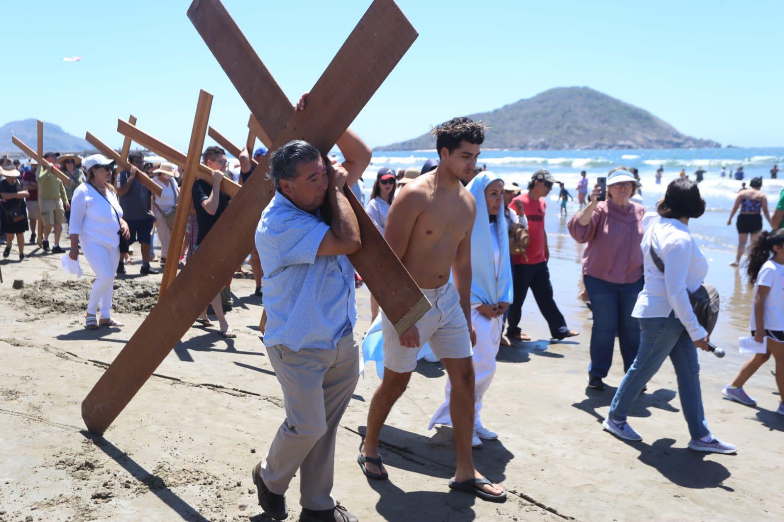 $!Llega Viacrucis de San Judas Tadeo a la playa de Zona Dorada