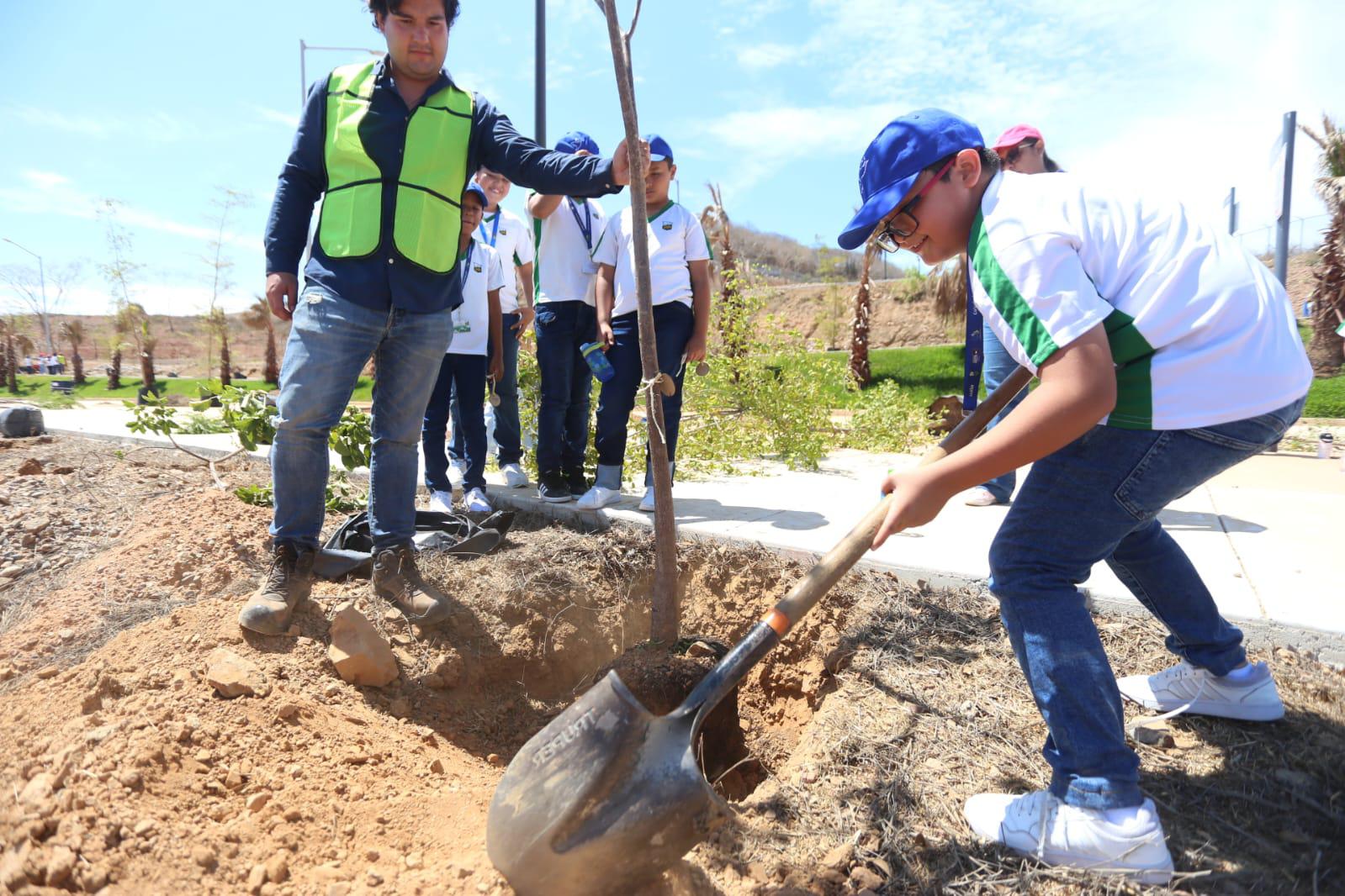 $!Reforestan alumnos del Colegio Andes área en El Cielo Parque Residencial