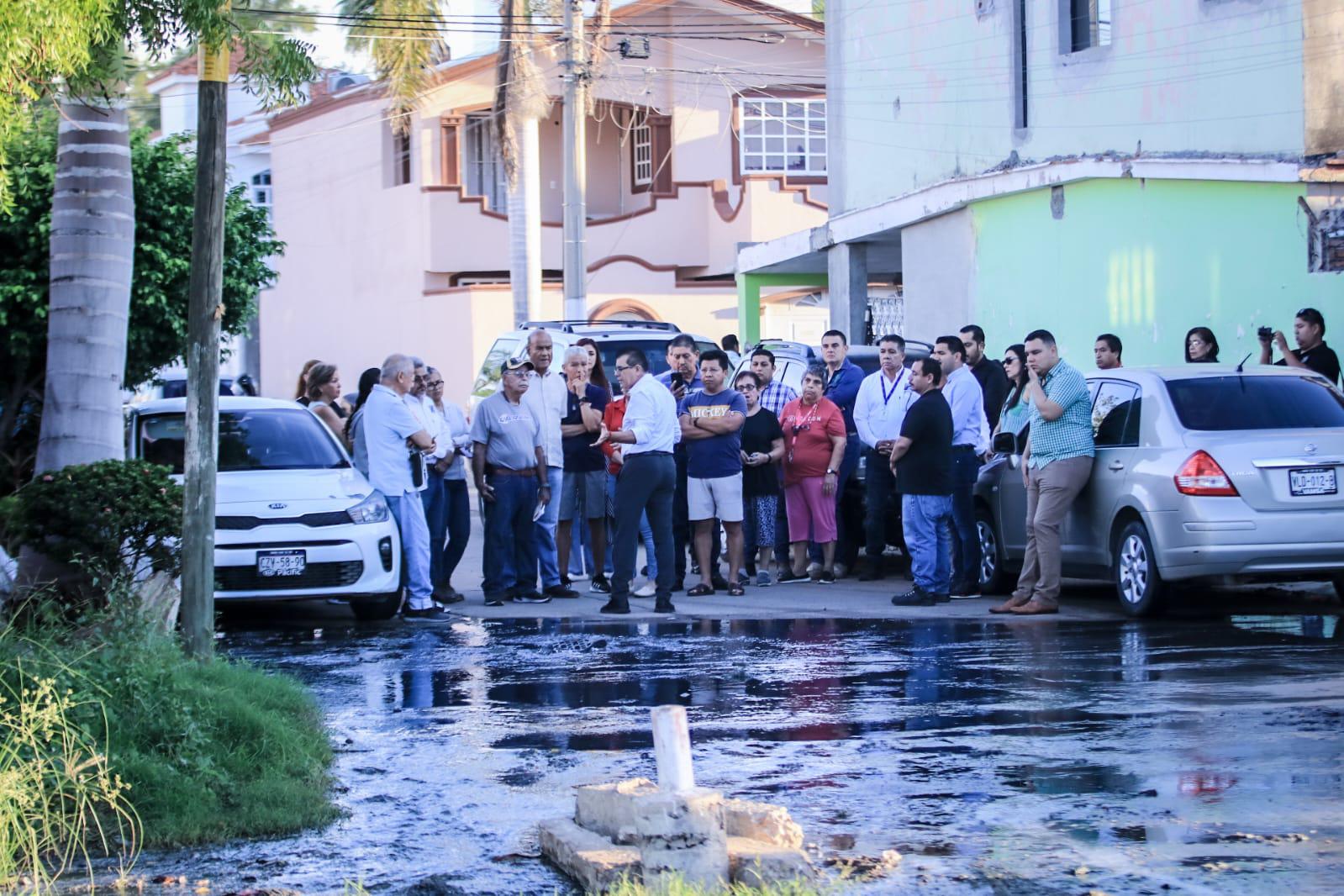 $!Tras atender Noroeste a vecinos de Villas del Estero, Alcalde acude y promete acabar con fuga de drenaje