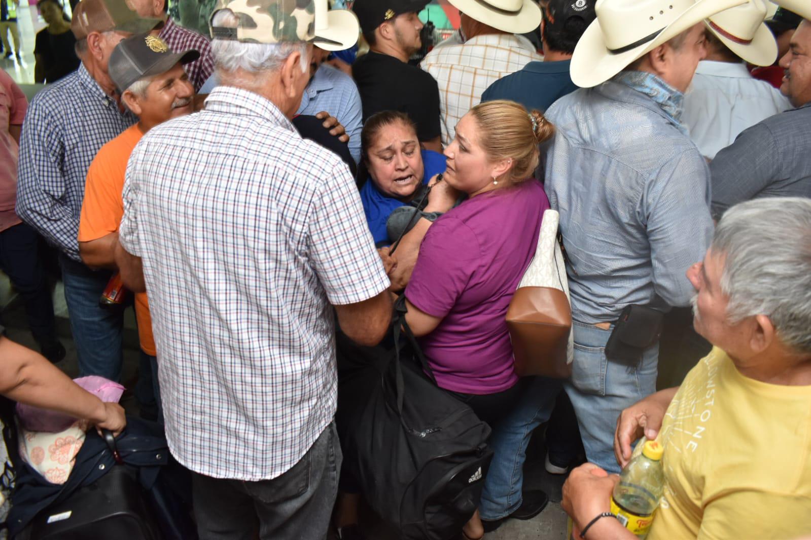 $!Toma del Aeropuerto de Culiacán enfrenta a manifestantes y pasajeros