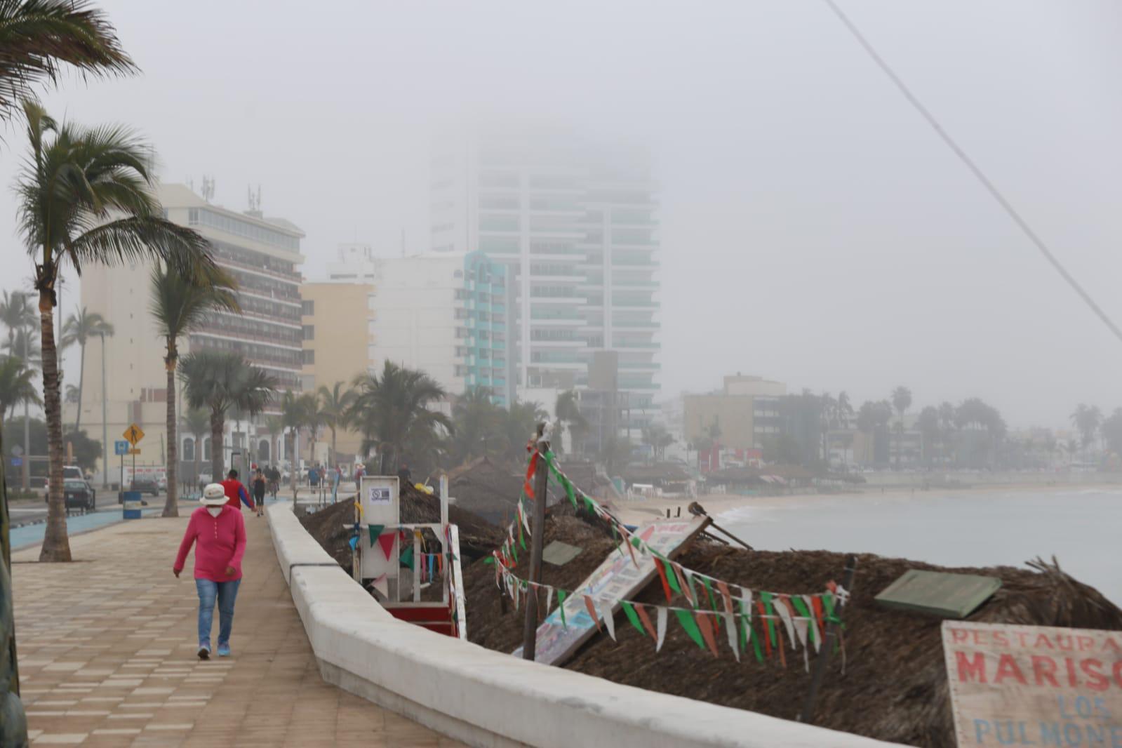 $!Mazatlán se cubre de niebla