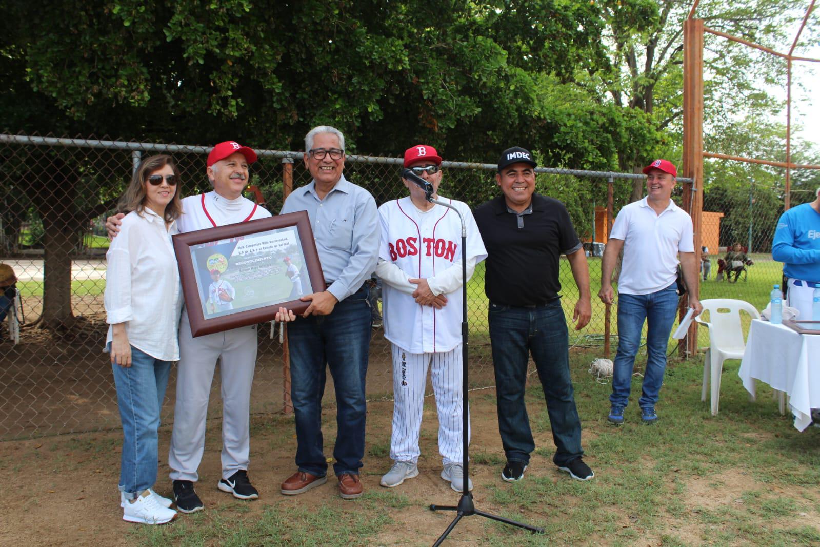 $!Antonio Mejía y Mario Gaxiola son homenajeados al inaugurarse el softbol del Villa Universidad