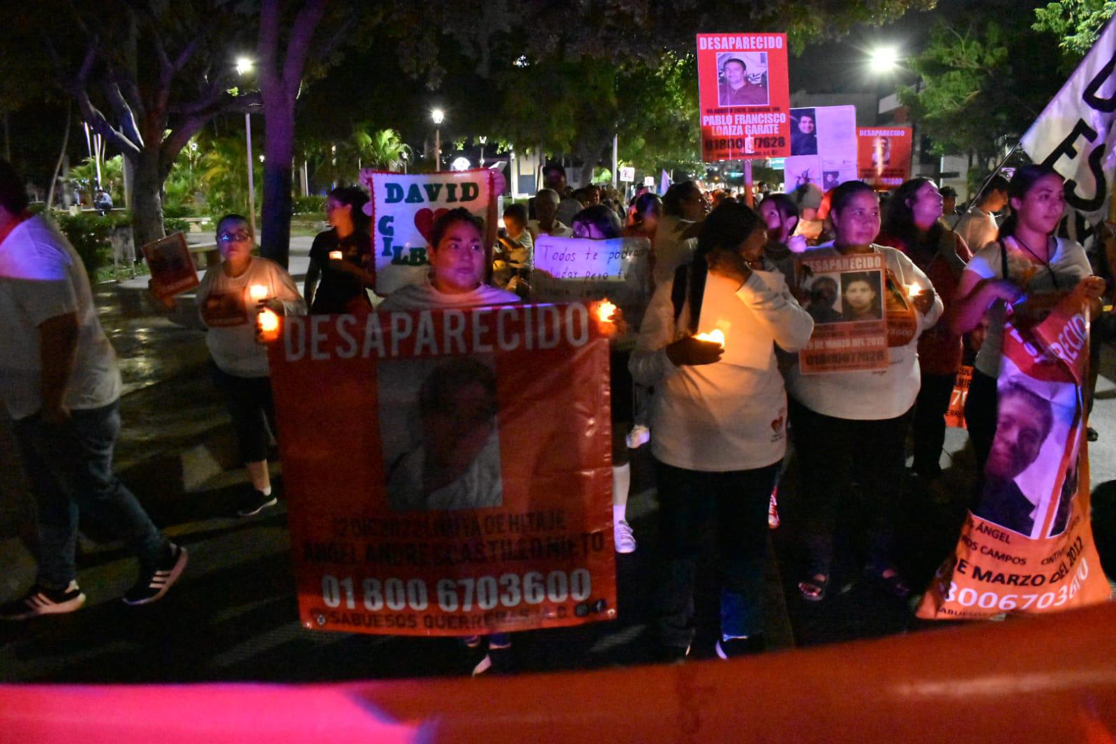 $!Crean camino de luz por las víctimas de desaparición forzada en Culiacán