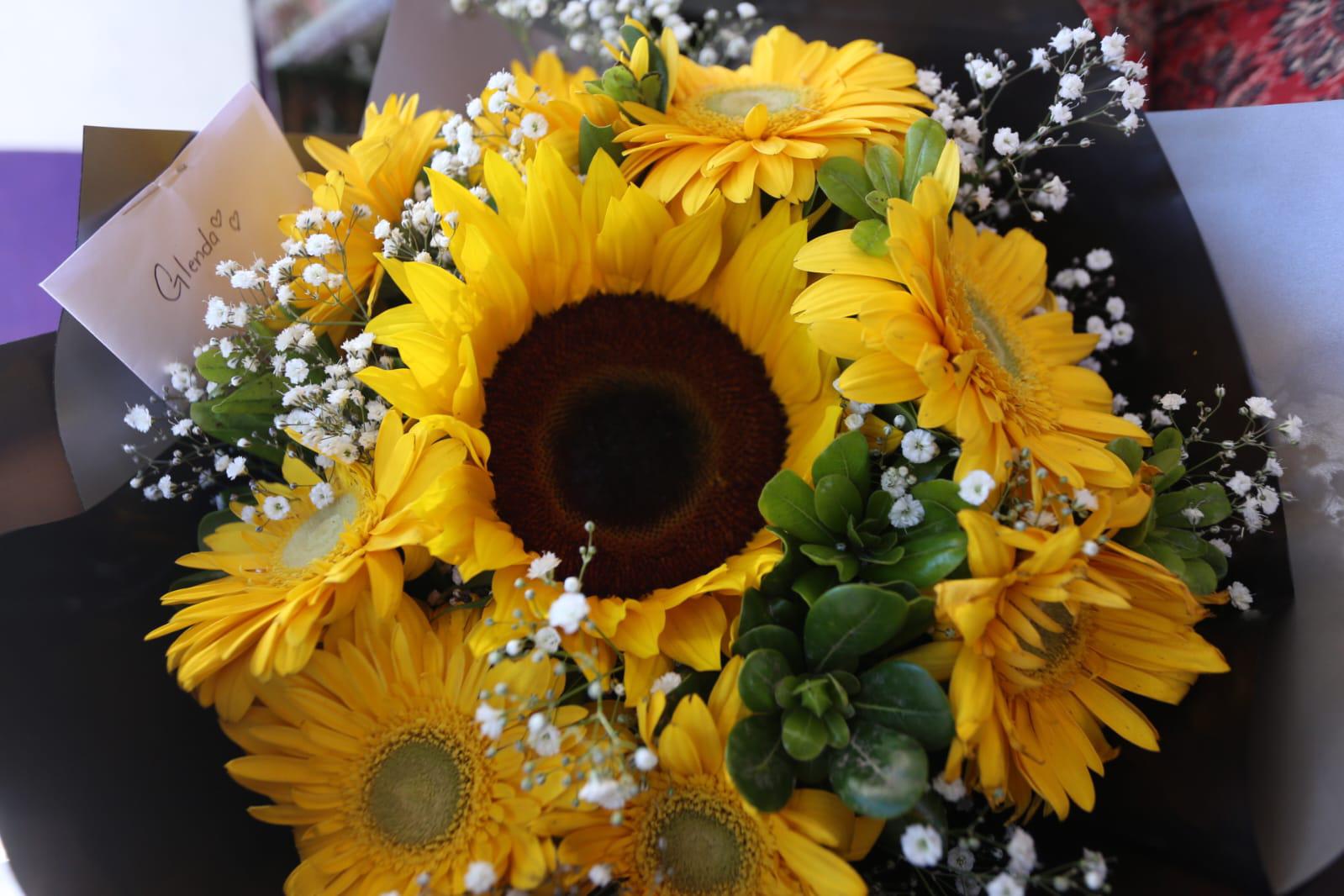 $!Se desata venta de flores amarillas en Mazatlán; significan cariño, amor o vida juntos