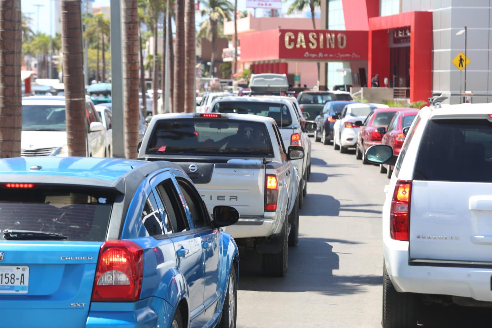 $!Playas de Mazatlán, con gran afluencia de bañistas