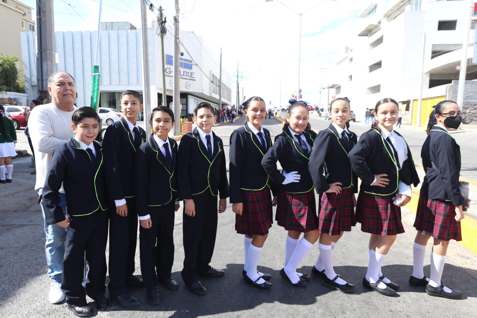 $!Desfilan escoltas de primarias resaltando la Bandera de México