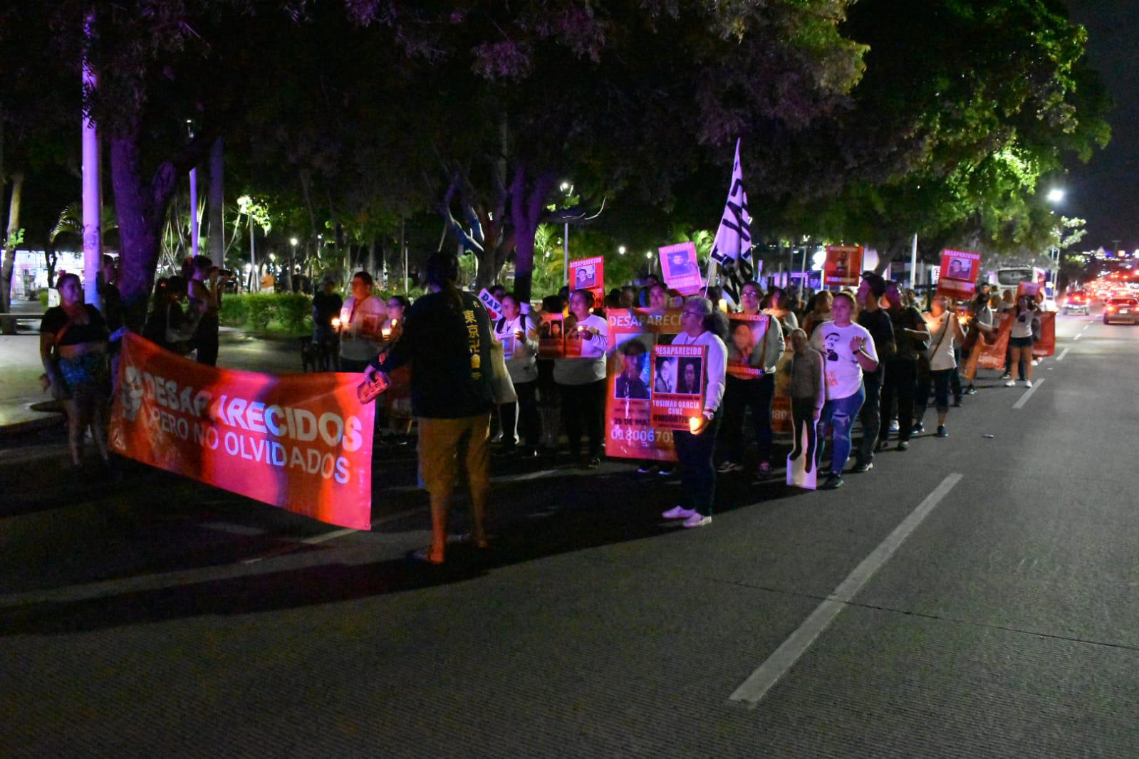 $!Crean camino de luz por las víctimas de desaparición forzada en Culiacán