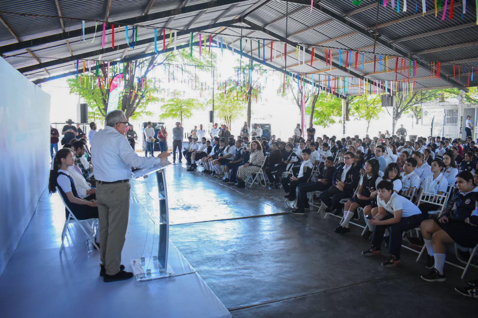 $!Niñas y niños de secundaria de Culiacán reciben lentes de aumento