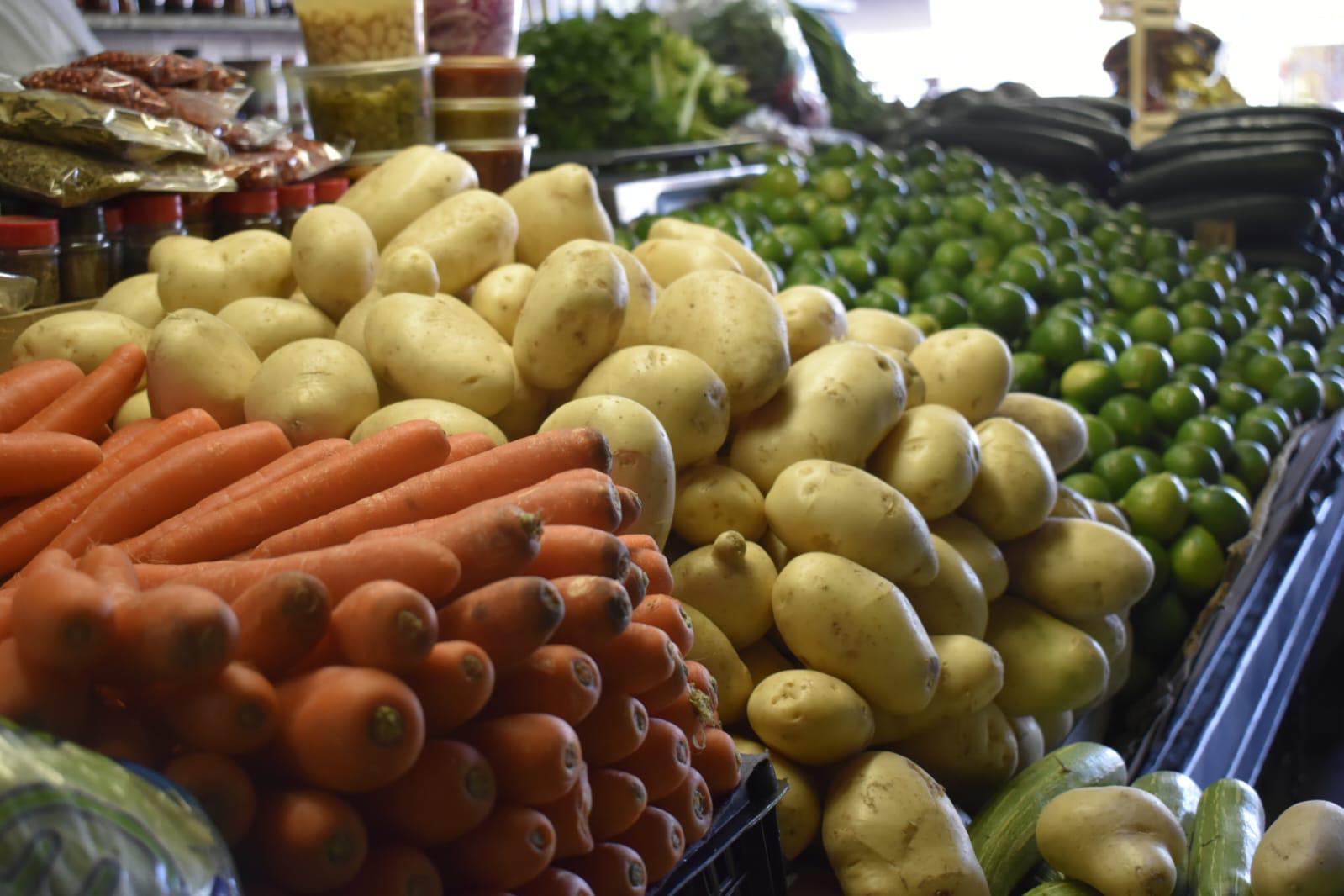 $!Kilo de tomate alcanza los $32 en Culiacán; se debe a que lo traen del sur del País, dicen comerciantes