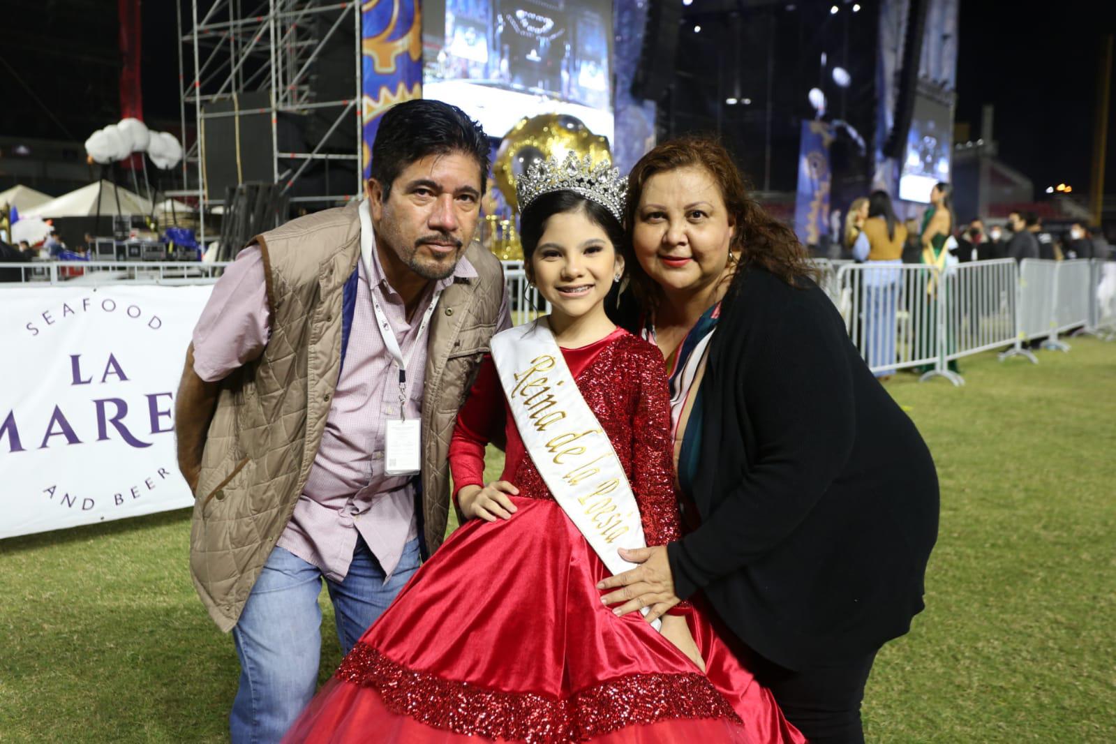 $!Ximena González, Reina de la Poesía 2020, entre sus papás, Martín González y Angélica Tirado.