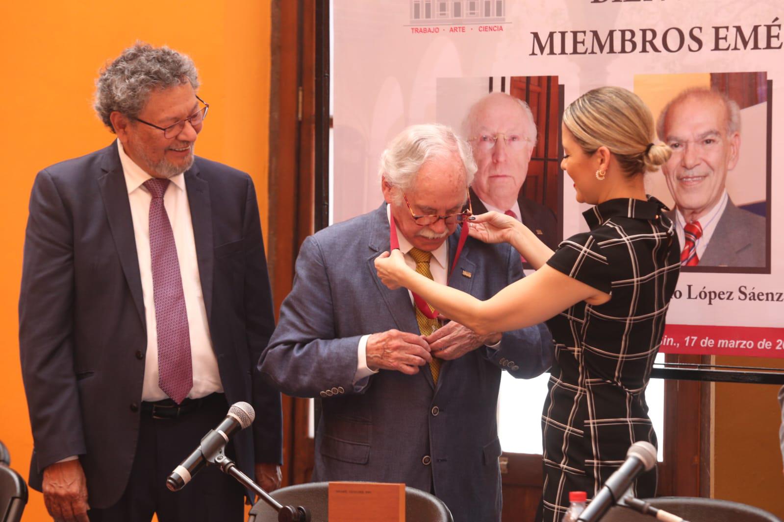 $!Jaime Martuscelli Quintana recibe la medalla de manos de Estrella Palacios.