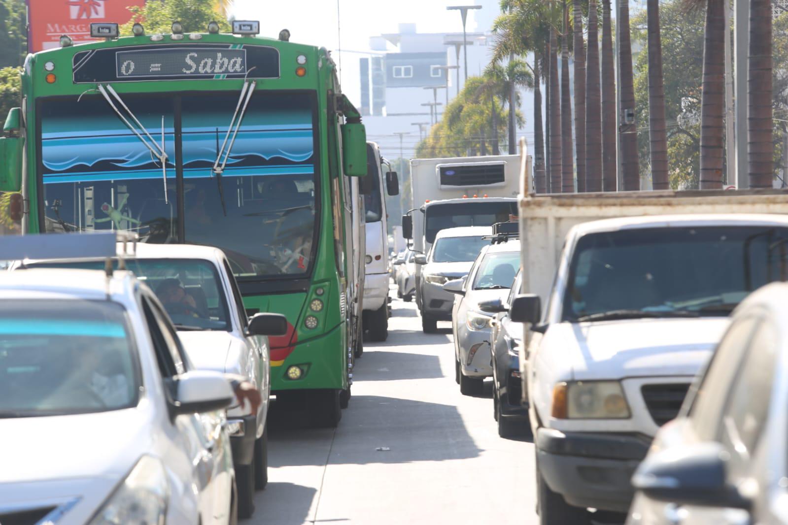 $!Genera caos vial en Zona Dorada demolición de pasos elevados