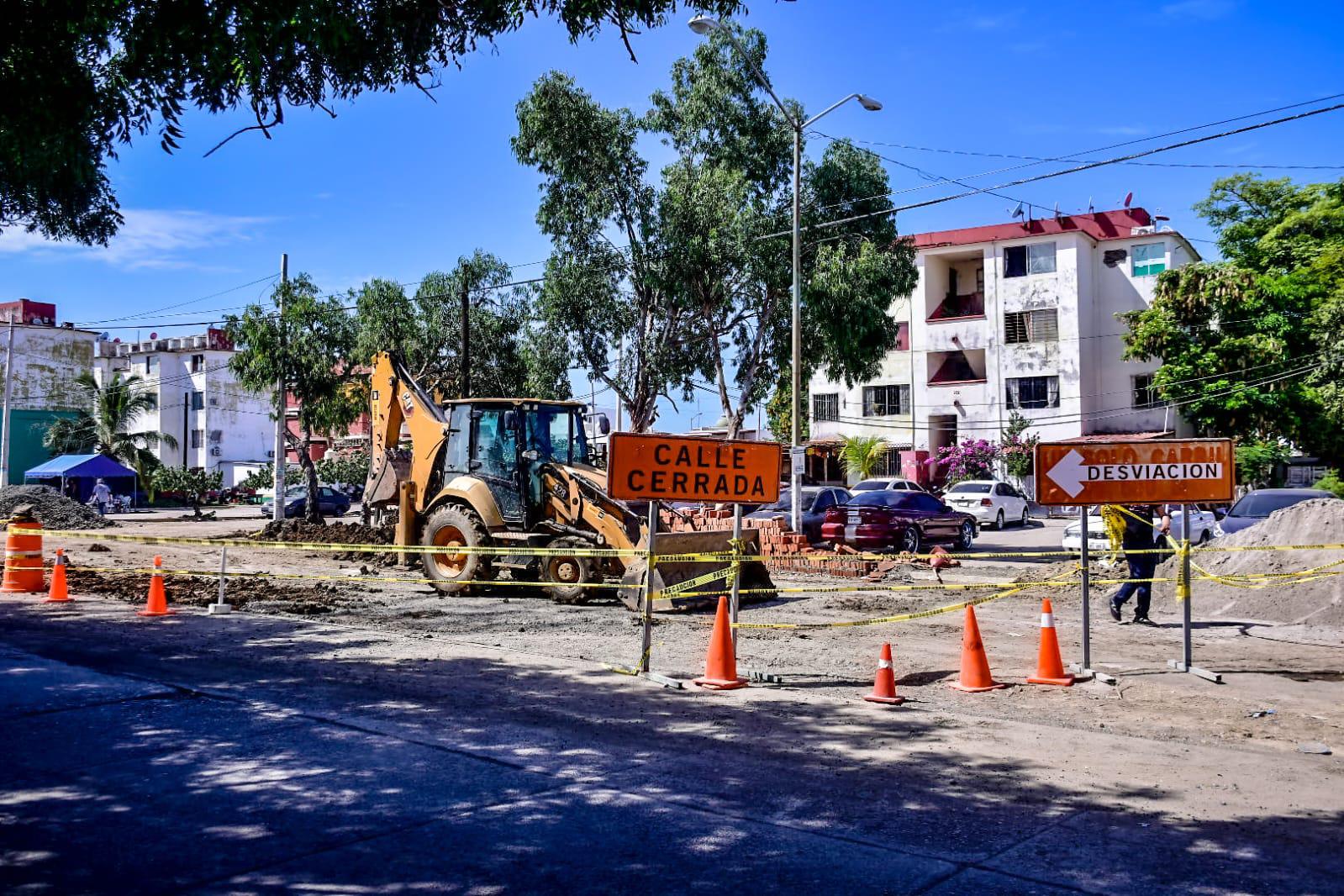 $!Buscan frenar el grave rebosamiento de drenaje en zonas de Mazatlán