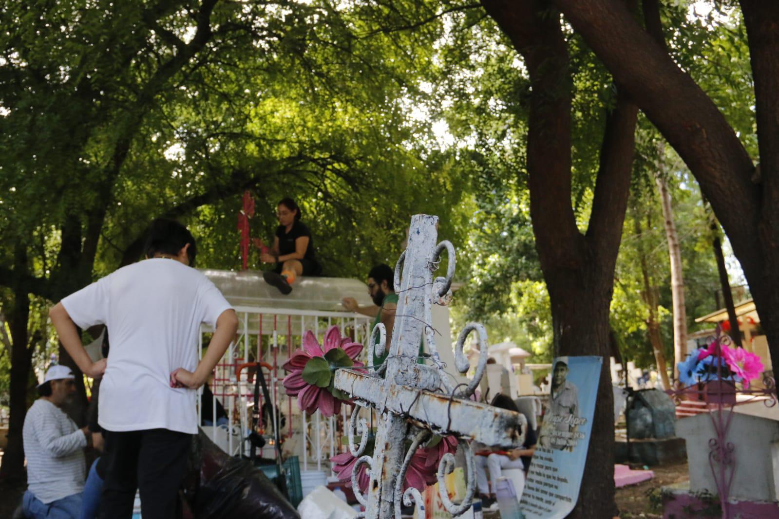 $!En el Panteón Civil de Culiacán, los angelitos reciben a sus padres