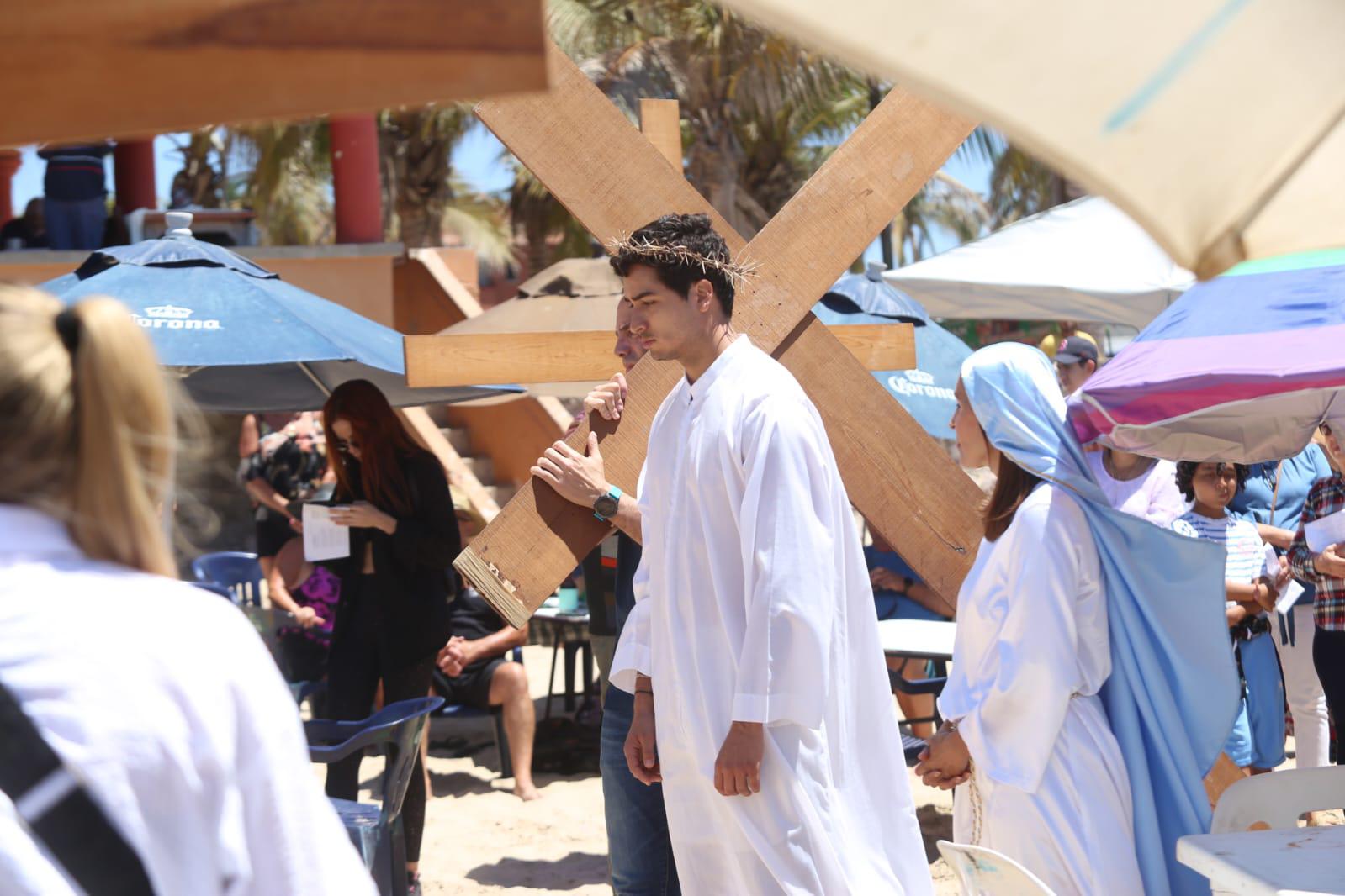 $!Llega Viacrucis de San Judas Tadeo a la playa de Zona Dorada