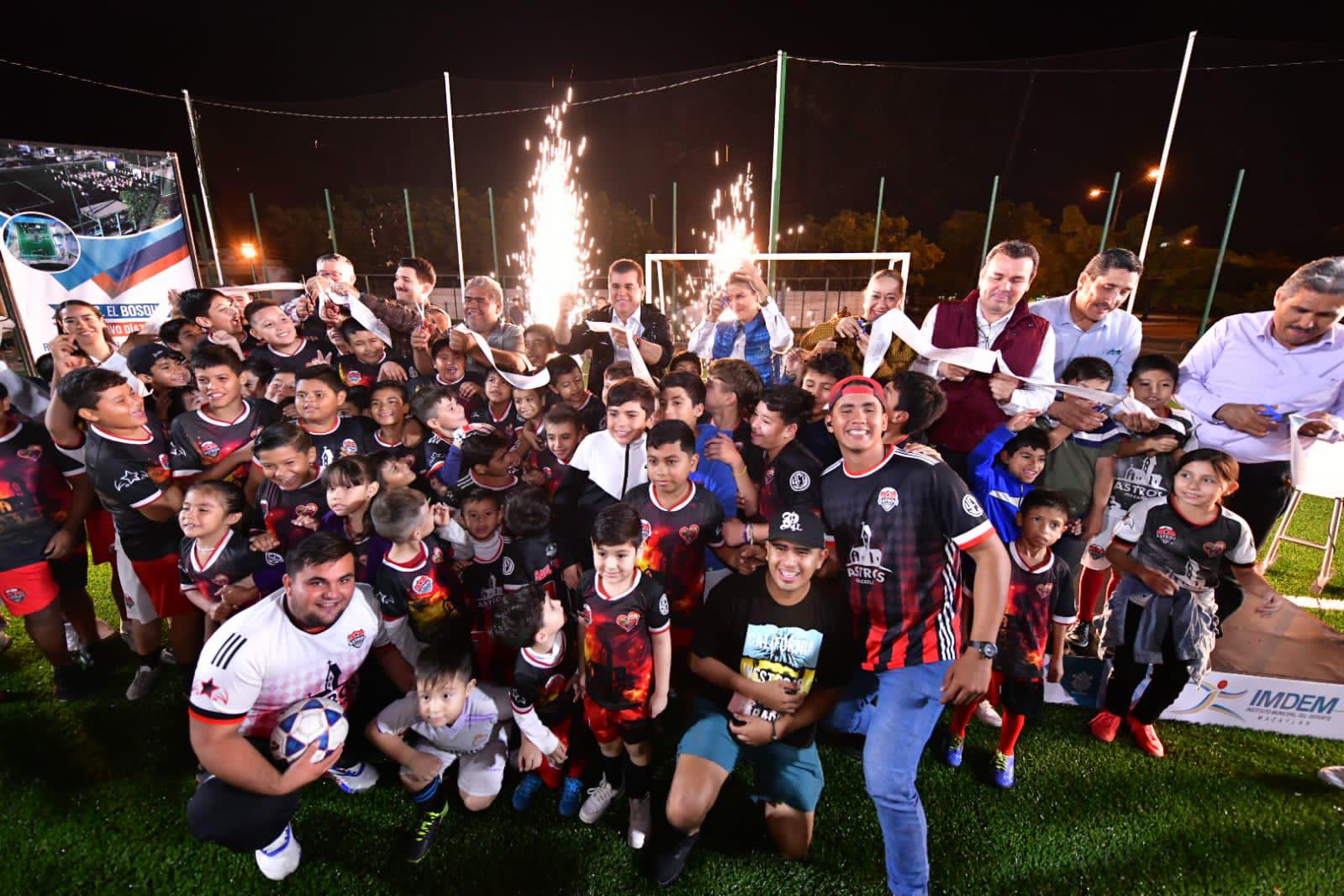 $!Rehabilitan campo de futbol de la Colonia Francisco Villa