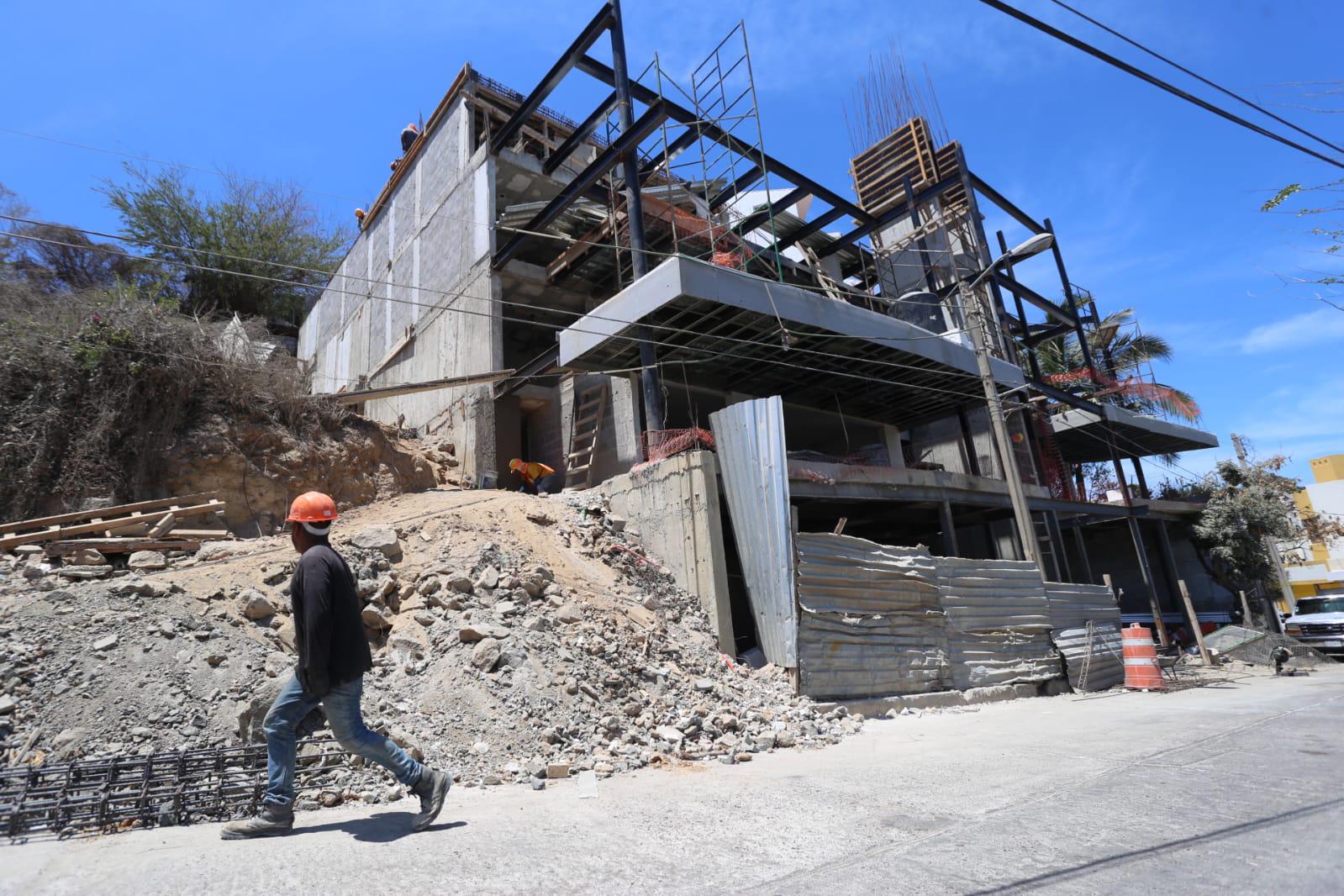 $!Colonos del Cerro del Vigía detallan irregularidades en construcción de edificio de 9 niveles