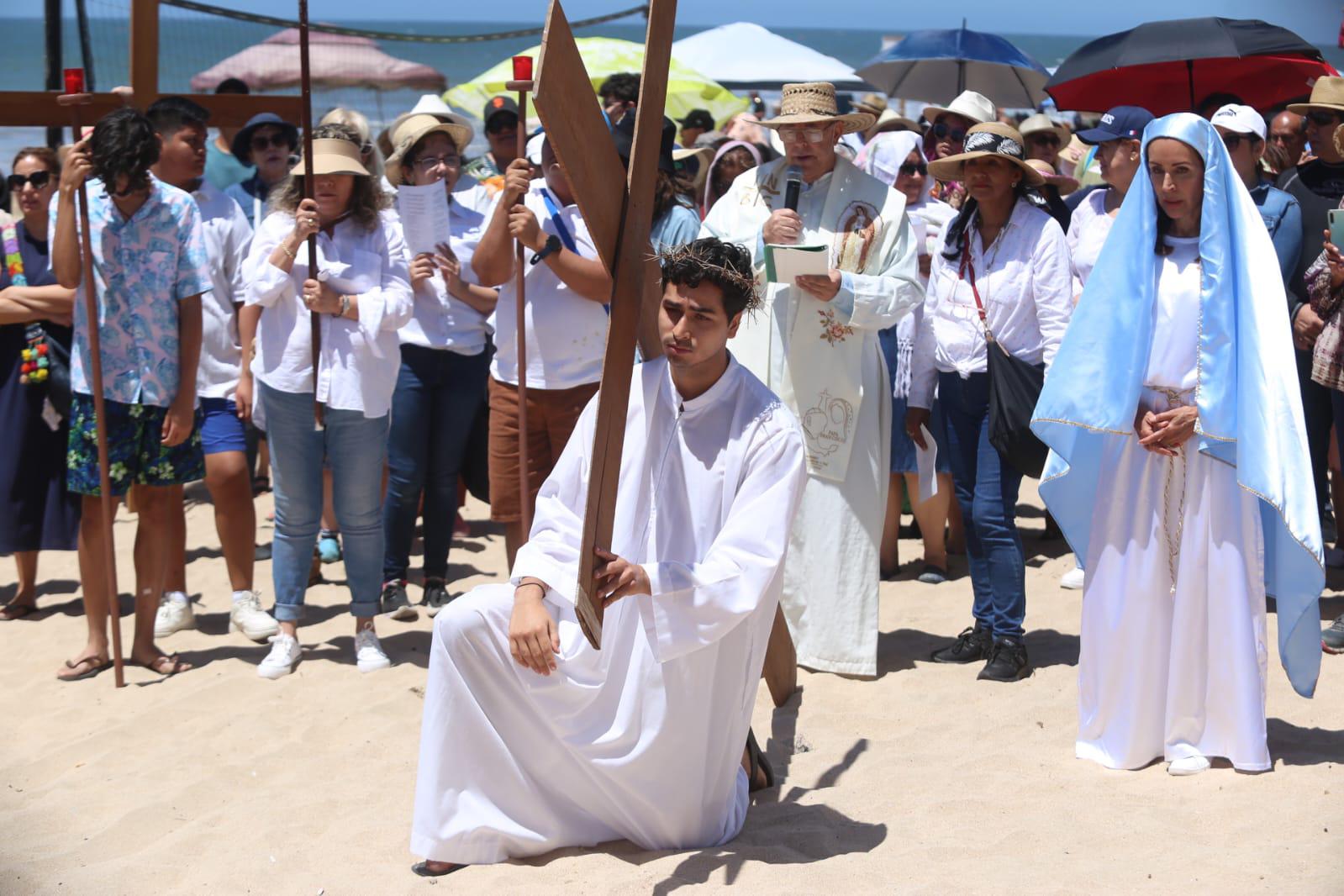 $!Llega Viacrucis de San Judas Tadeo a la playa de Zona Dorada