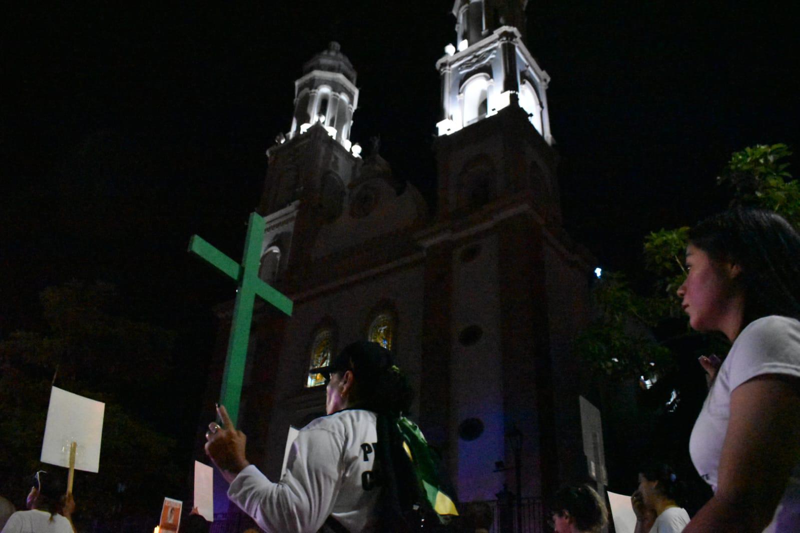 $!Crean camino de luz por las víctimas de desaparición forzada en Culiacán