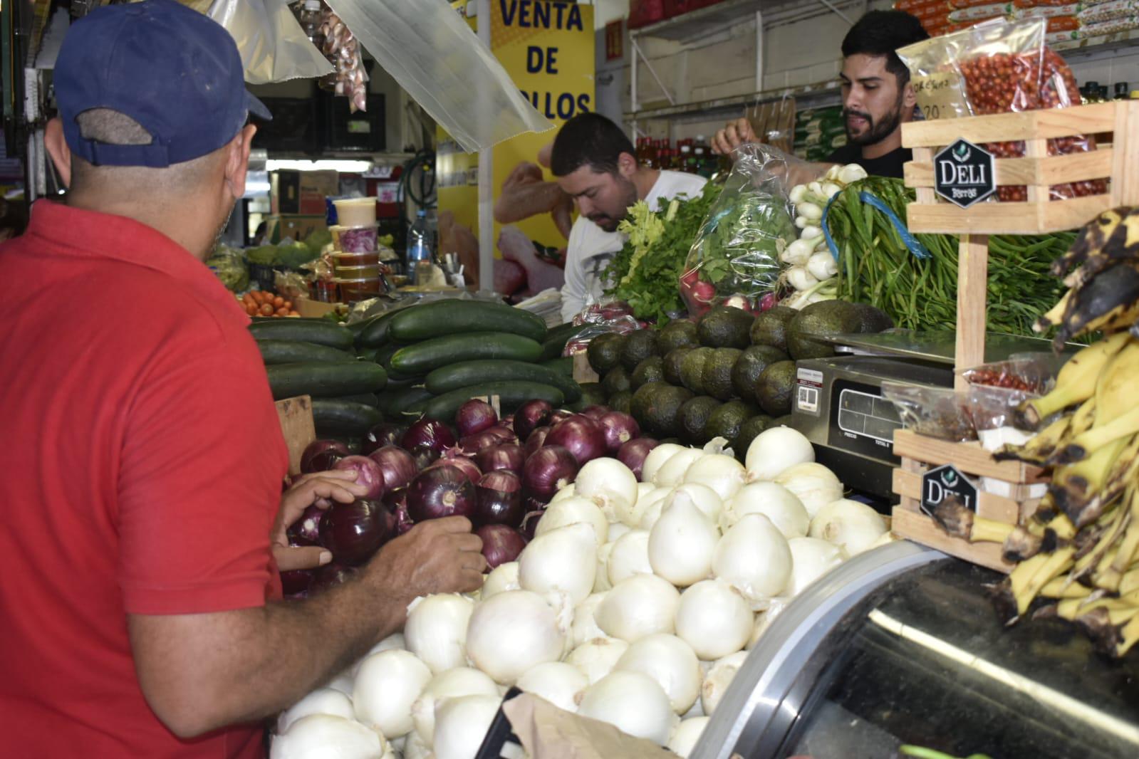 $!Kilo de tomate alcanza los $32 en Culiacán; se debe a que lo traen del sur del País, dicen comerciantes