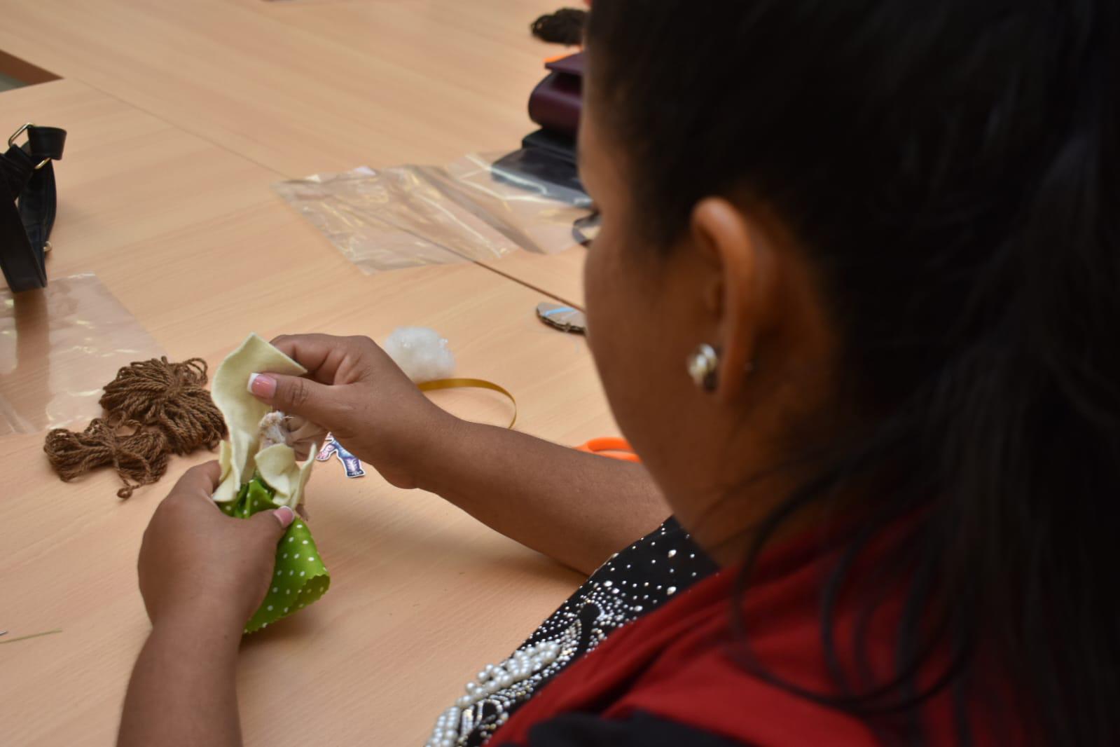 $!Imparte la artista plástica Vanessa Salas Orduño taller para crear muñecas