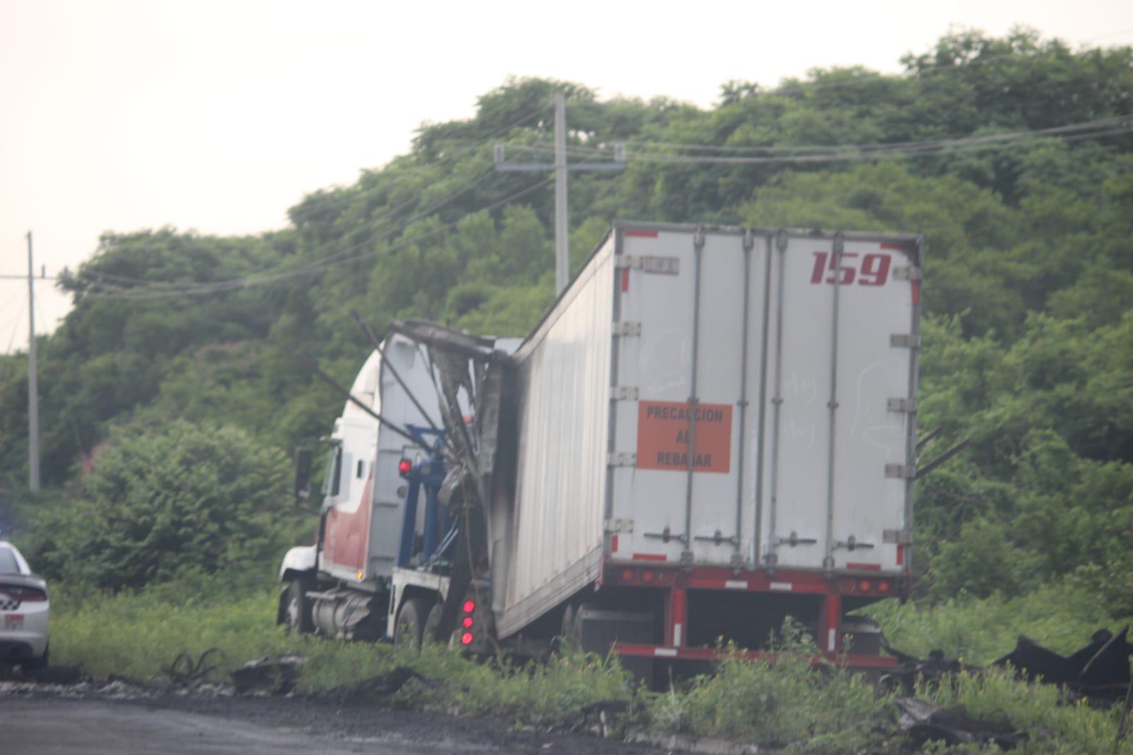 $!Por alcance chocan dos tráileres en la Autopista Mazatlán-Culiacán