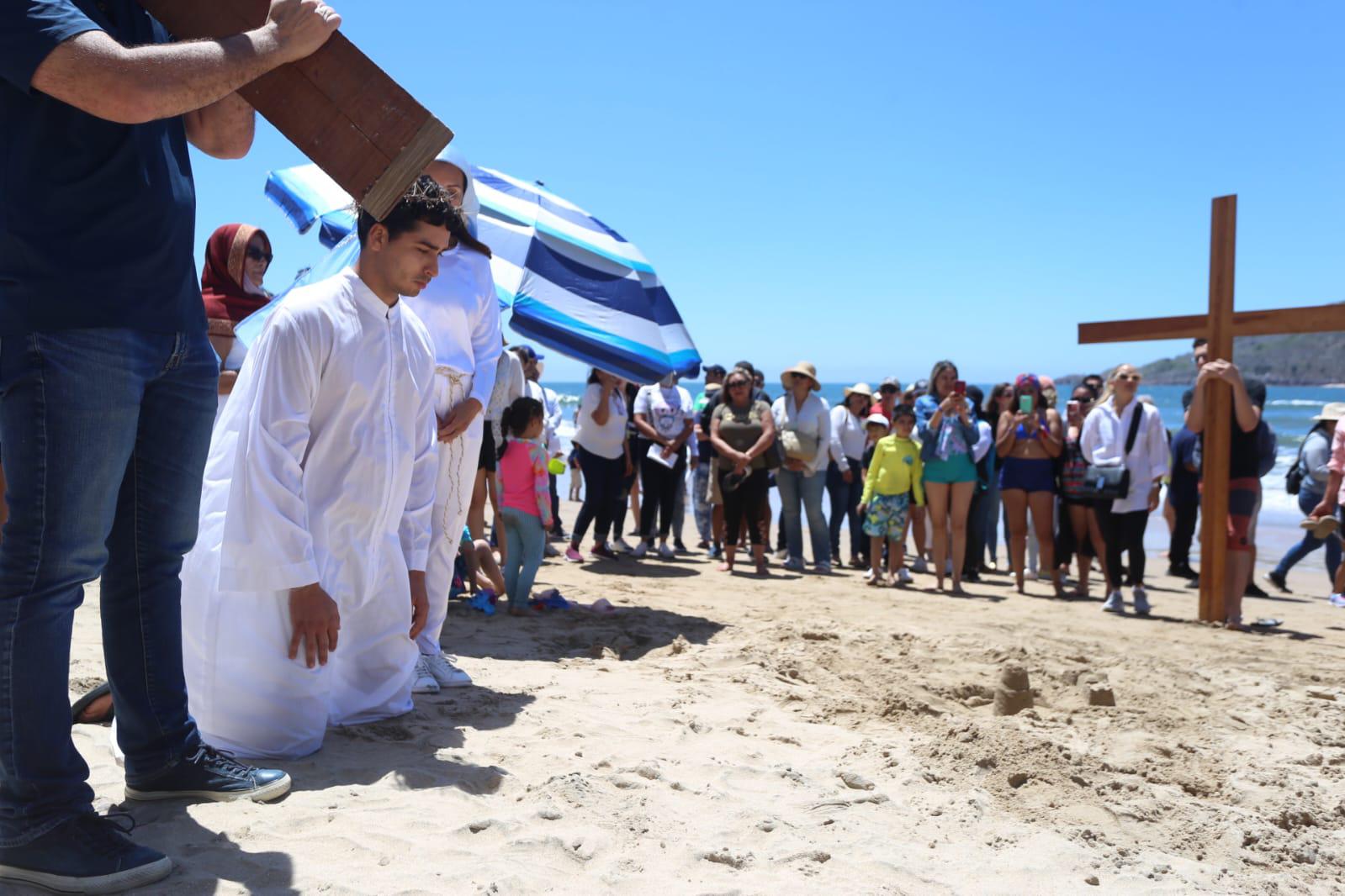 $!Llega Viacrucis de San Judas Tadeo a la playa de Zona Dorada