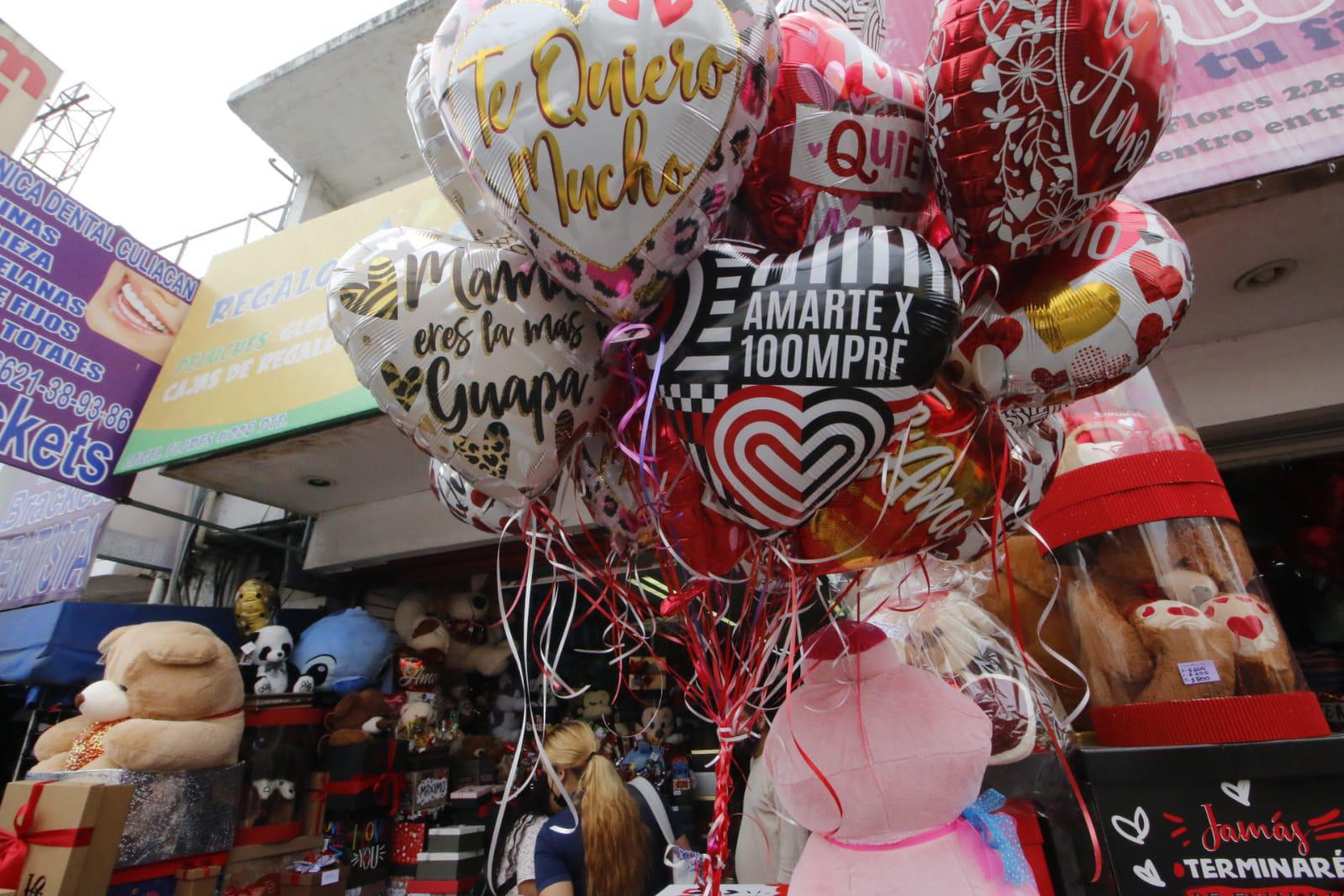 $!#Fotos | Inundan calles de Culiacán corazones y peluches previo al Día del Amor y la Amistad