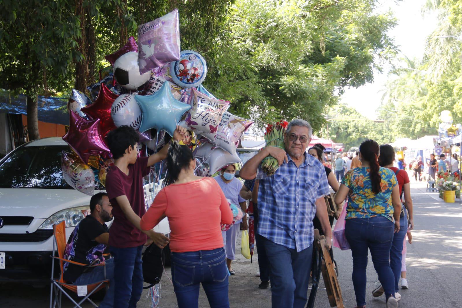 $!En el Panteón Civil de Culiacán, los angelitos reciben a sus padres