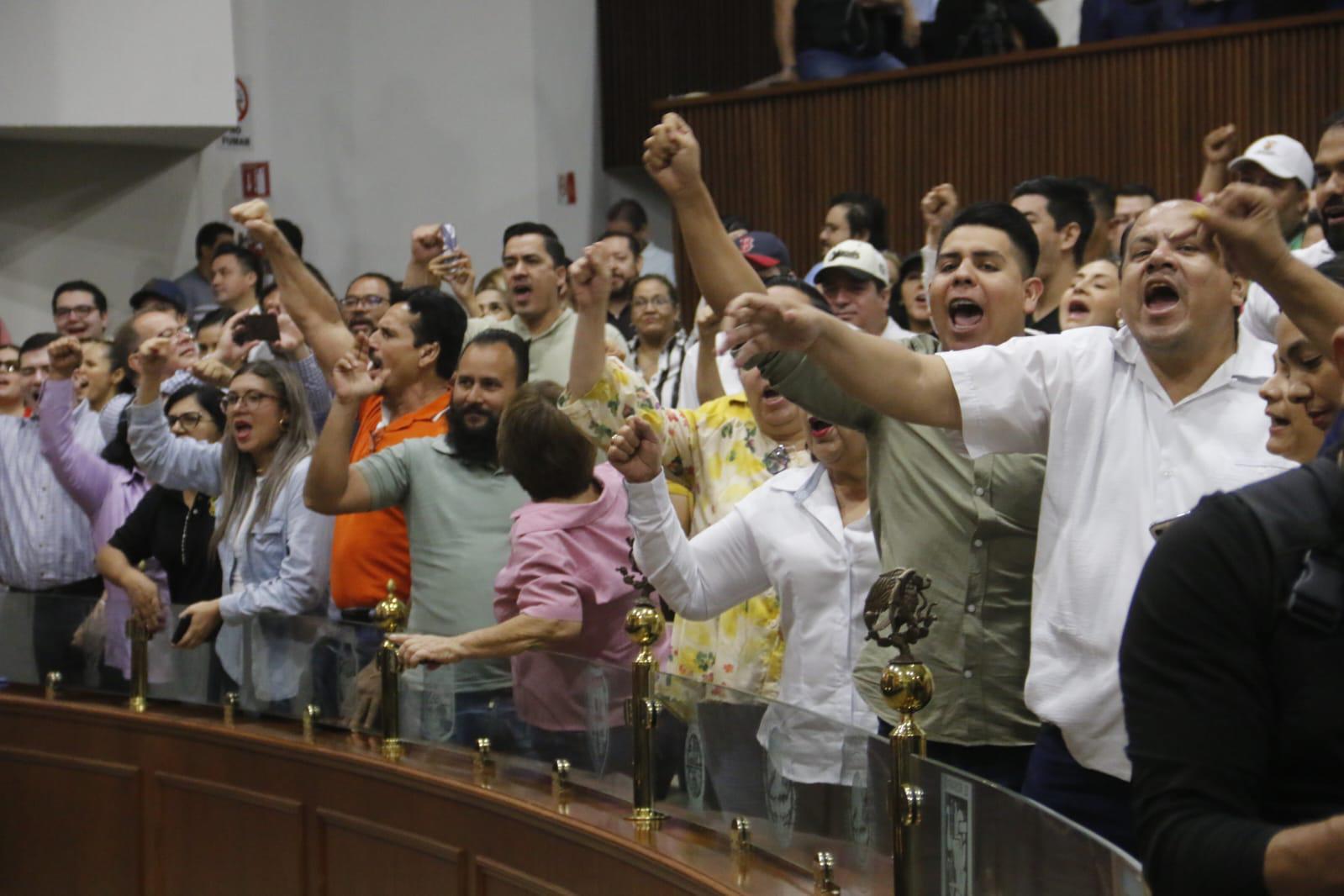 $!Boicotean trabajadores de la UAS otra sesión del Congreso de Sinaloa