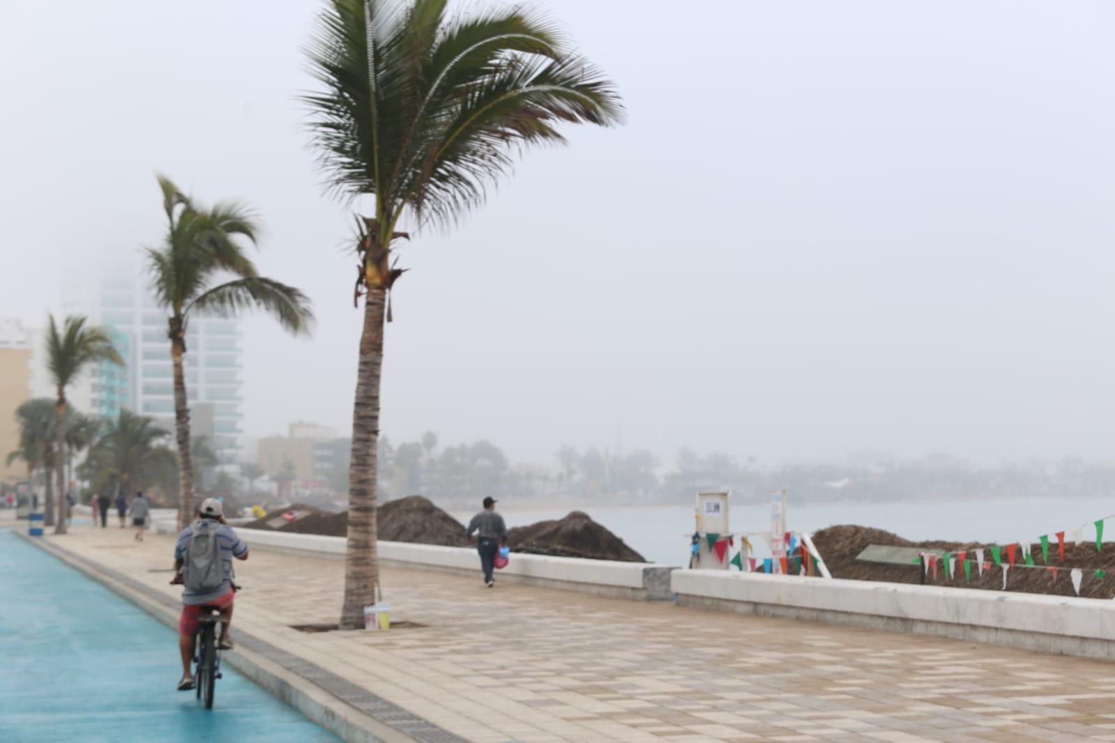 $!Mazatlán se cubre de niebla