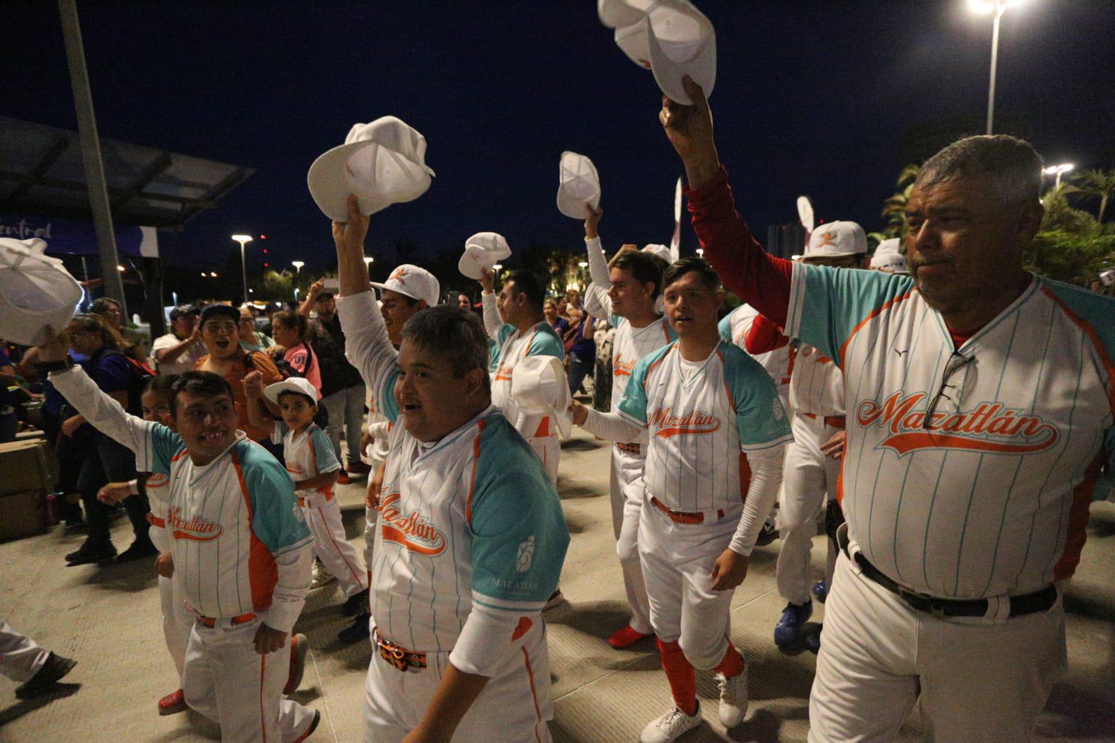 $!Conviven Súper Héroes alrededor del beisbol