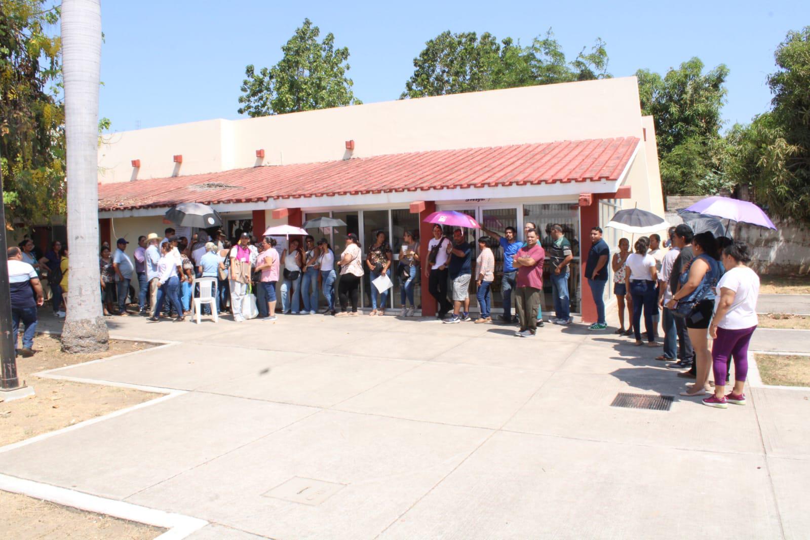 $!Ciudadanos se molestan ante retraso de apertura y lentitud en casilla de Rosario