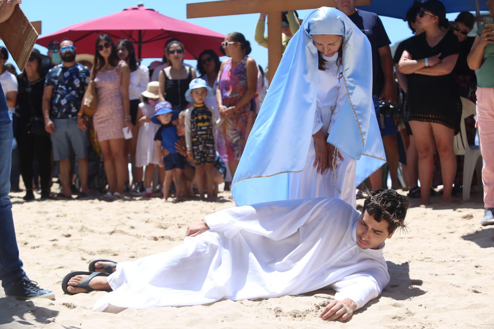 $!Llega Viacrucis de San Judas Tadeo a la playa de Zona Dorada