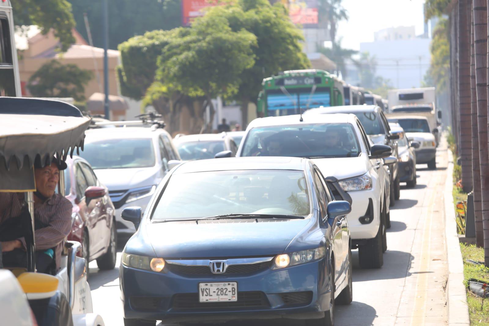 $!Genera caos vial en Zona Dorada demolición de pasos elevados