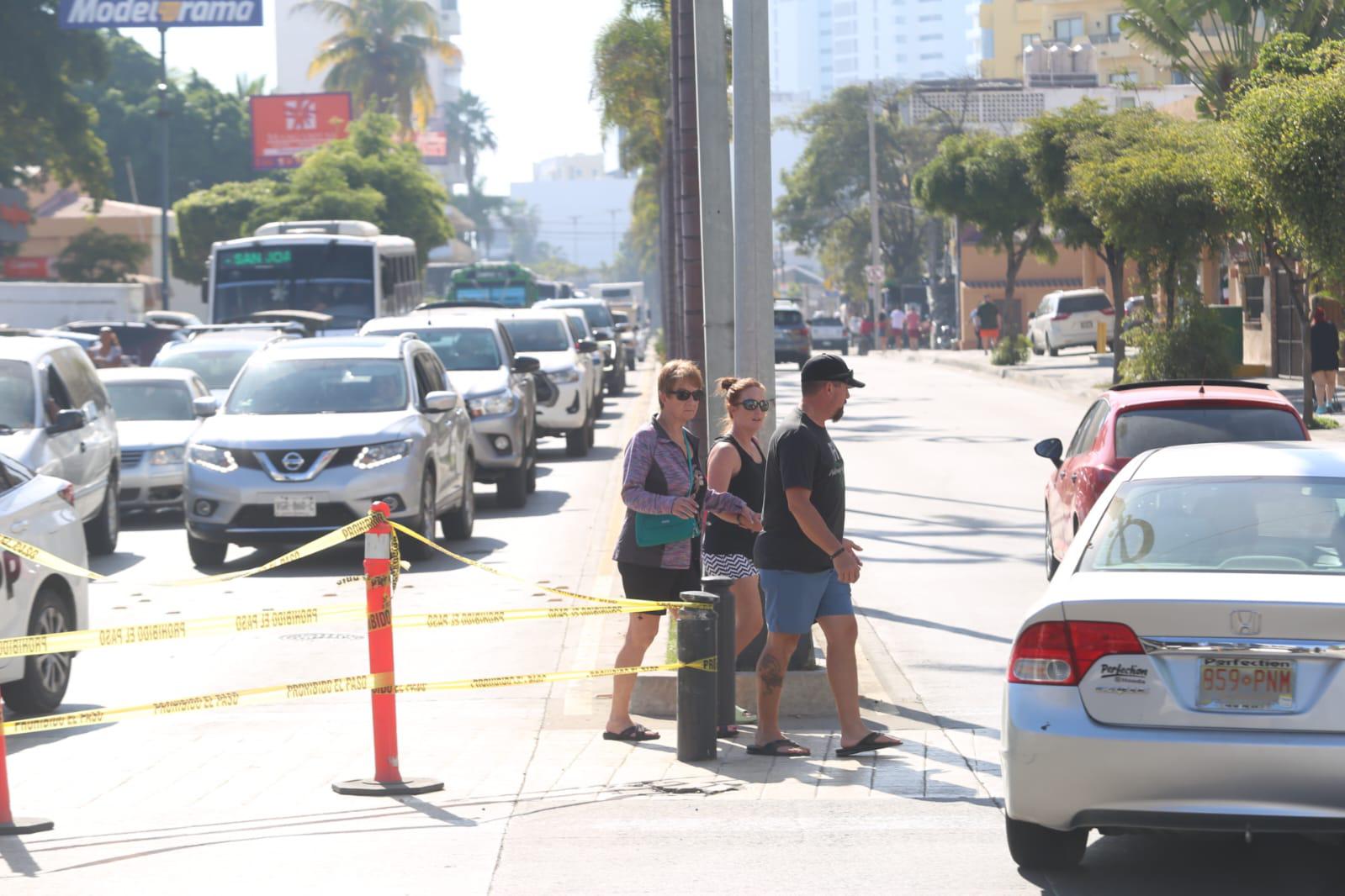 $!Genera caos vial en Zona Dorada demolición de pasos elevados