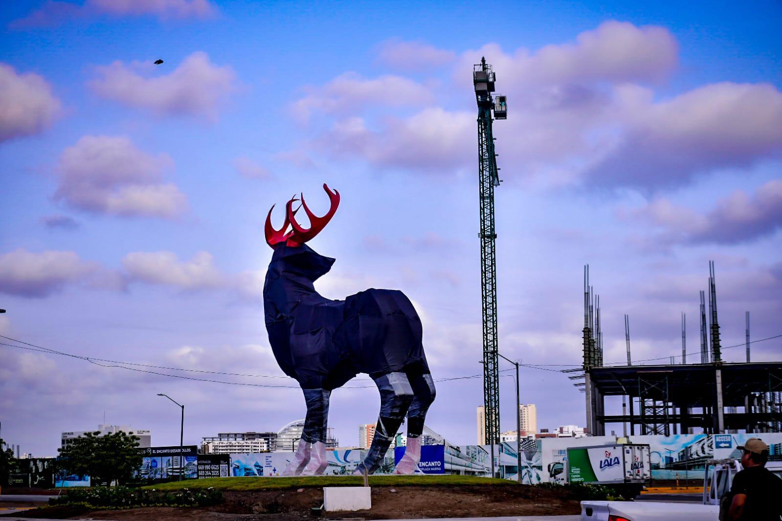 $!Supervisa Alcalde de Mazatlán los últimos detalles de la escultura del Venado