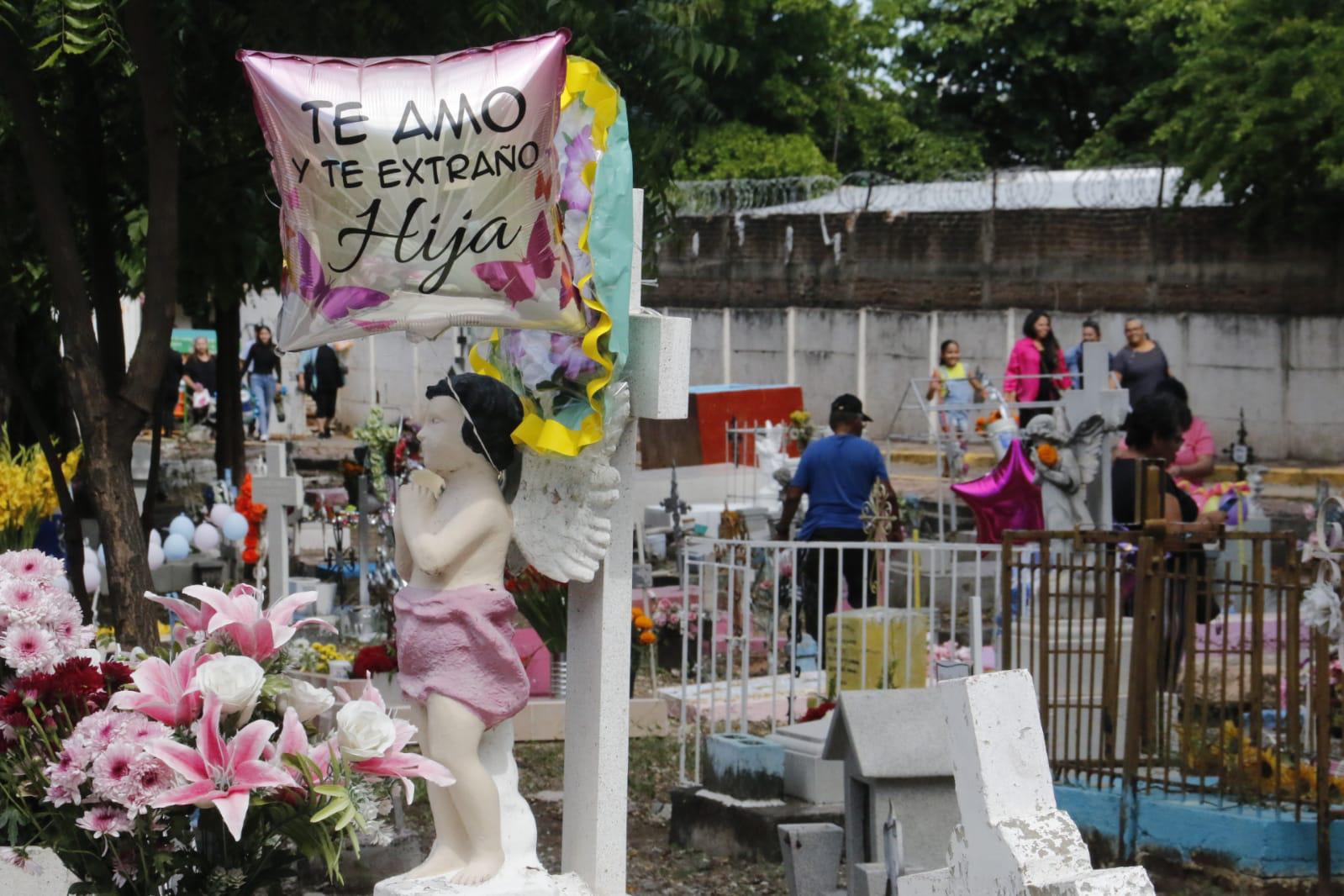 $!En el Panteón Civil de Culiacán, los angelitos reciben a sus padres