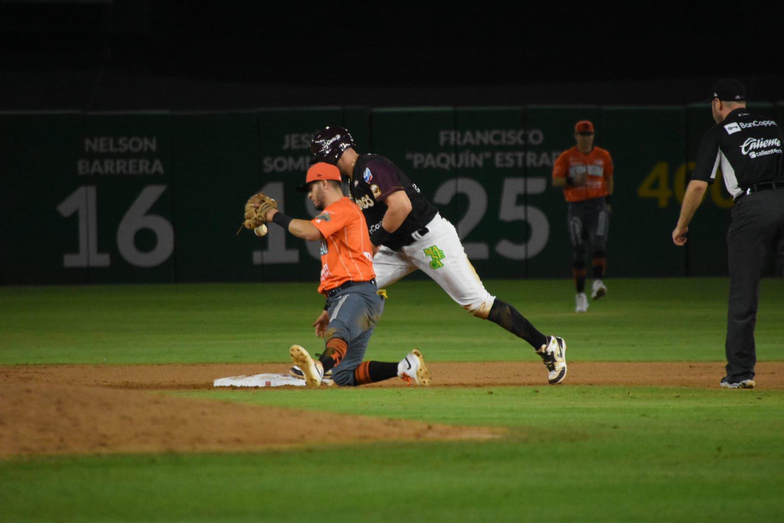 $!Tomateros de Culiacán saca la escoba en el Clásico de la LMP