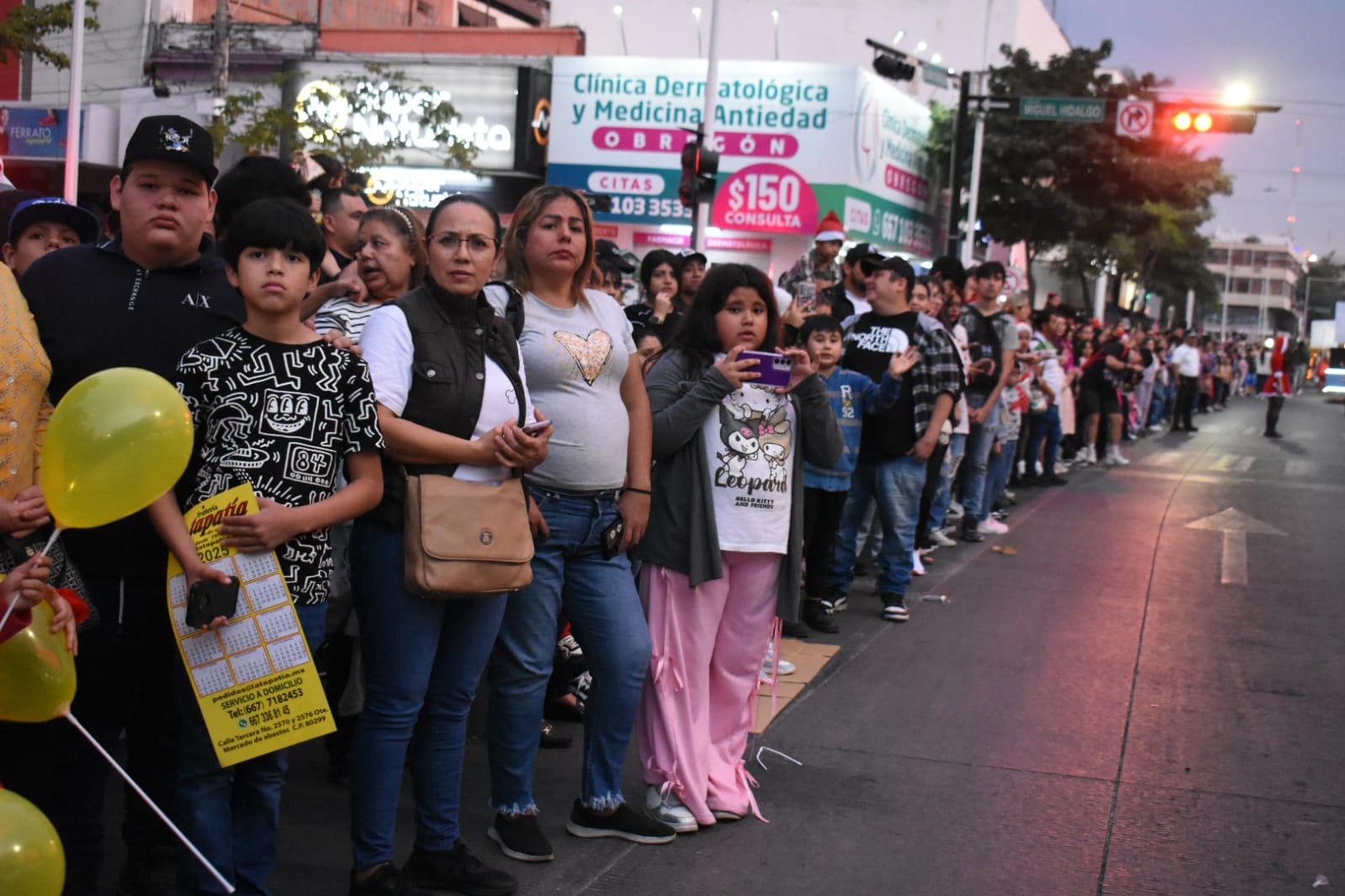 $!Animan con Desfile Navideño espíritu decembrino en Culiacán